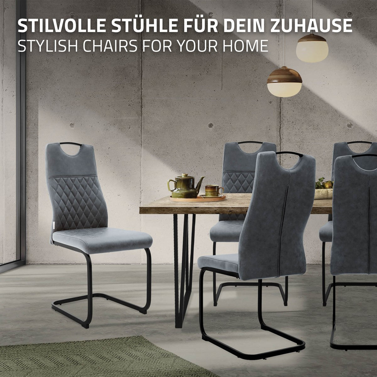 Anthrazitfarbene Esszimmerstühle mit schwarzen Kufengestellen stehen um einen Tisch in einem modernen Raum.