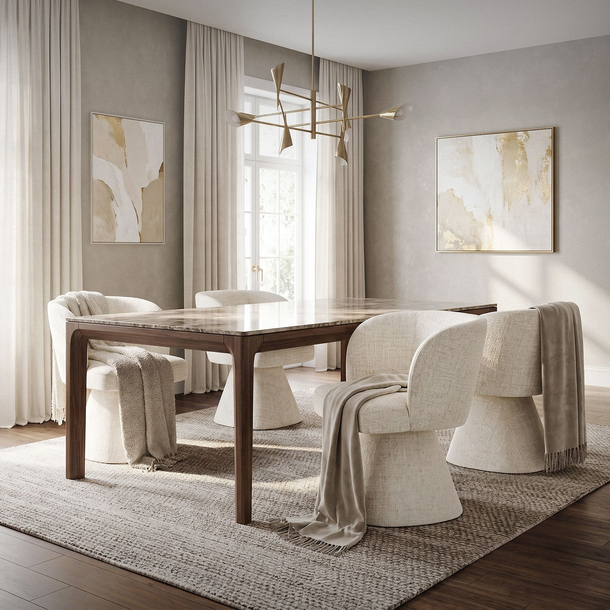Cremefarbene Drehstühle an einem rechteckigen Holztisch in einem hellen Esszimmer mit Teppich, Vorhängen und Wandbildern.