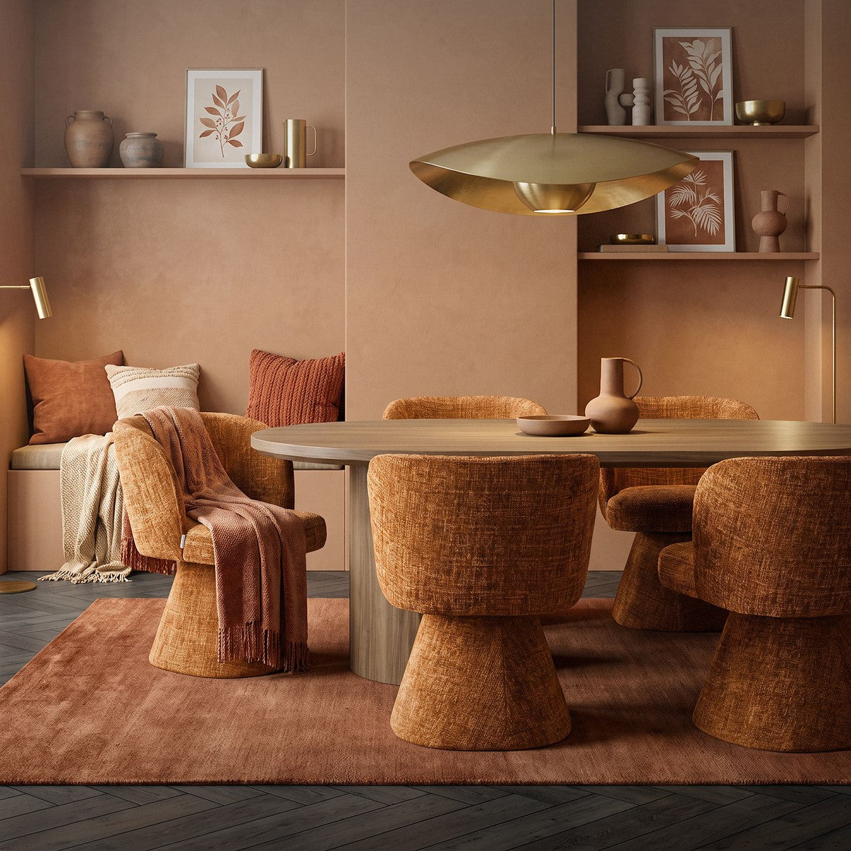 Esszimmer mit braunen Polsterstühlen, rundem Tisch, Teppich, Sofa und Pendelleuchte.