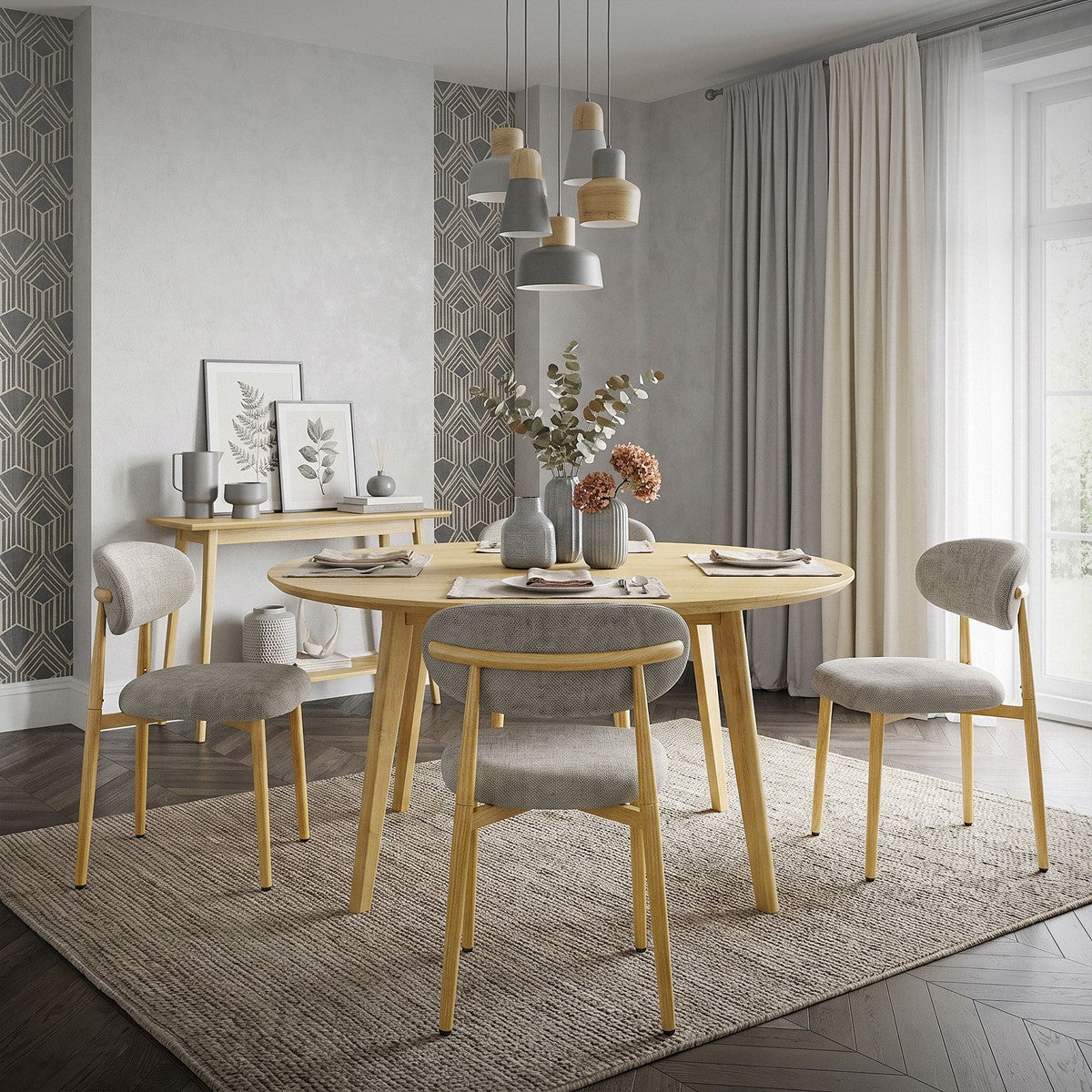 Graue Polsterstühle mit Holzgestellen stehen um einen gedeckten Esstisch in einem hellen Esszimmer.