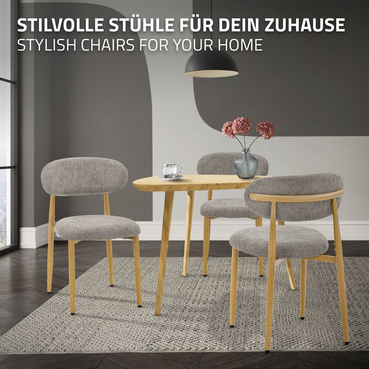 Vier graue Polsterstühle mit Holzbeinen stehen um einen runden Holztisch auf einem Teppich; oben steht „Stilvolle Stühle für dein Zuhause“.