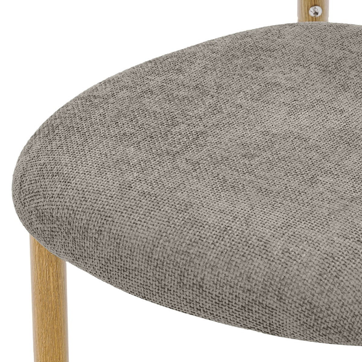 Nahaufnahme einer grauen, gewebten Sitzfläche mit abgerundeter Kante und Beinen aus hellem Holz.