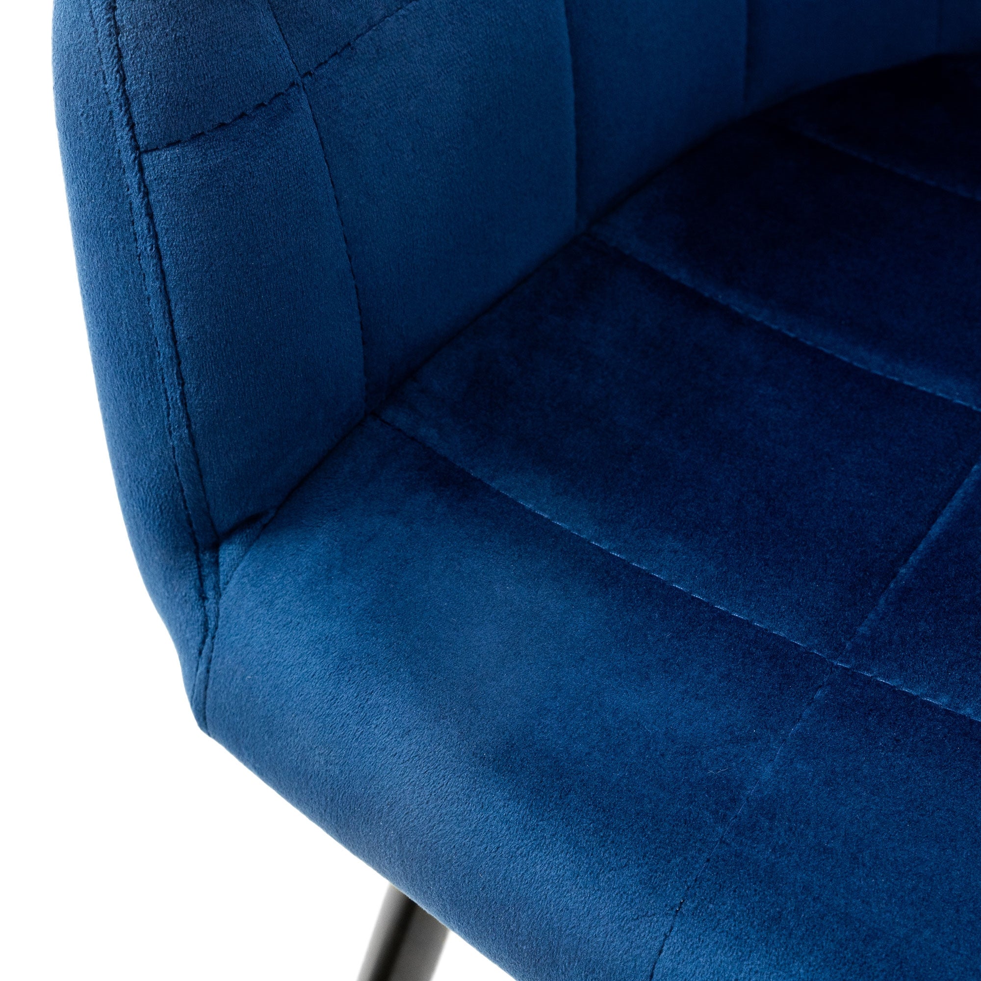 Nahaufnahme des blauen Sessels mit gepolsterter Sitzfläche und Rautensteppung.