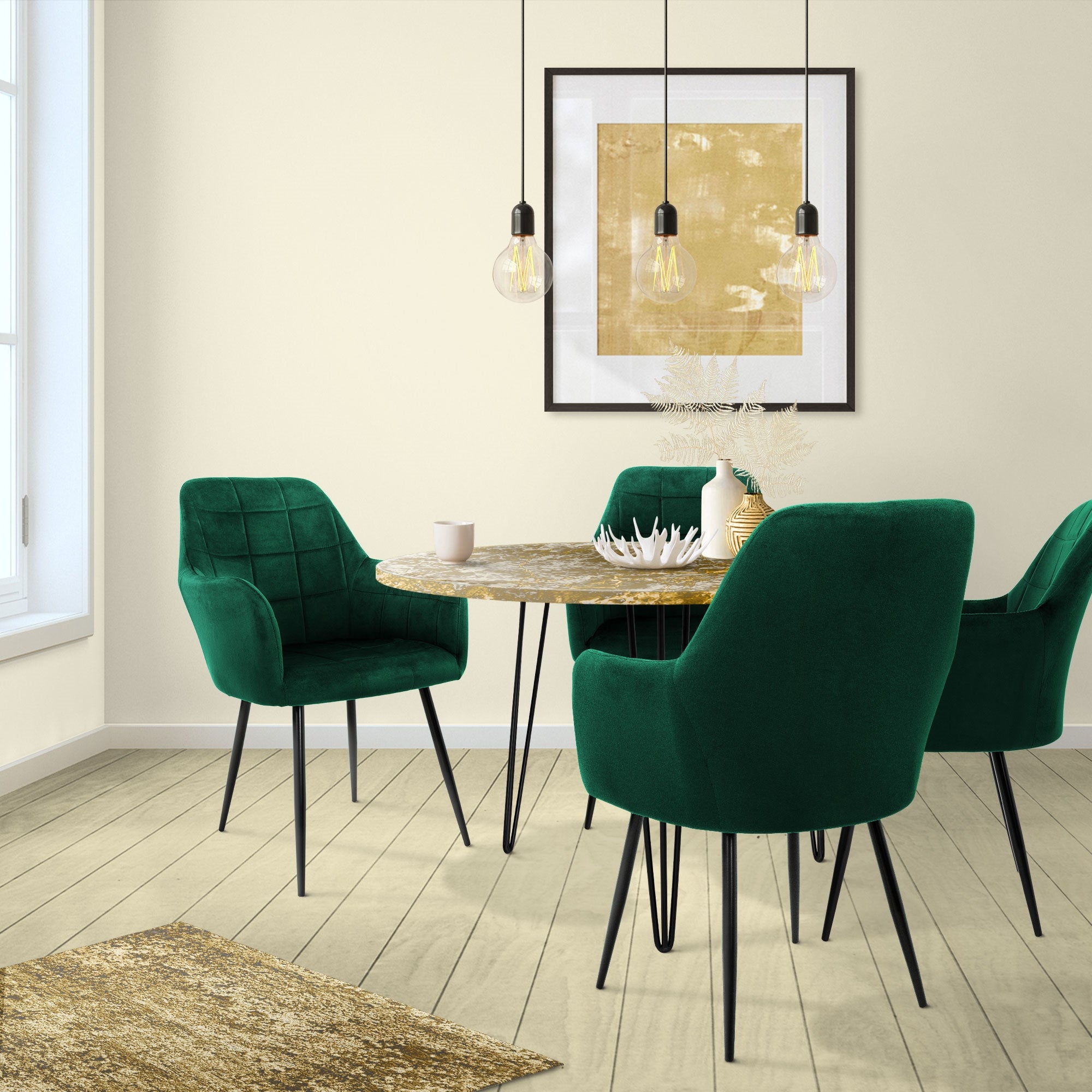 Esszimmer mit vier grünen Stühlen um einen runden Tisch, dekoriert mit einer Vase.