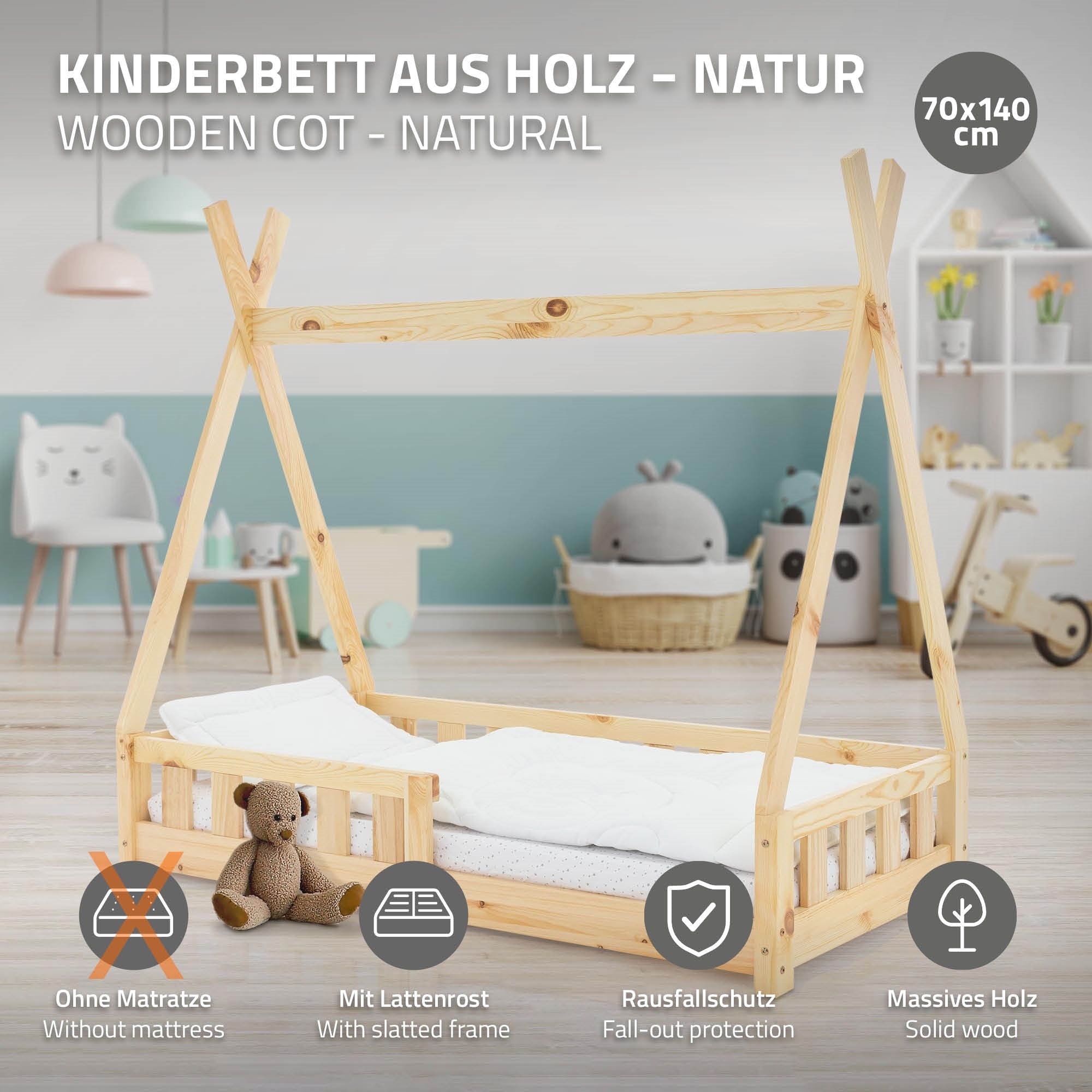 Ein naturbelassenes Kinderbett aus Holz mit einem Stofftier und Bettzeug.