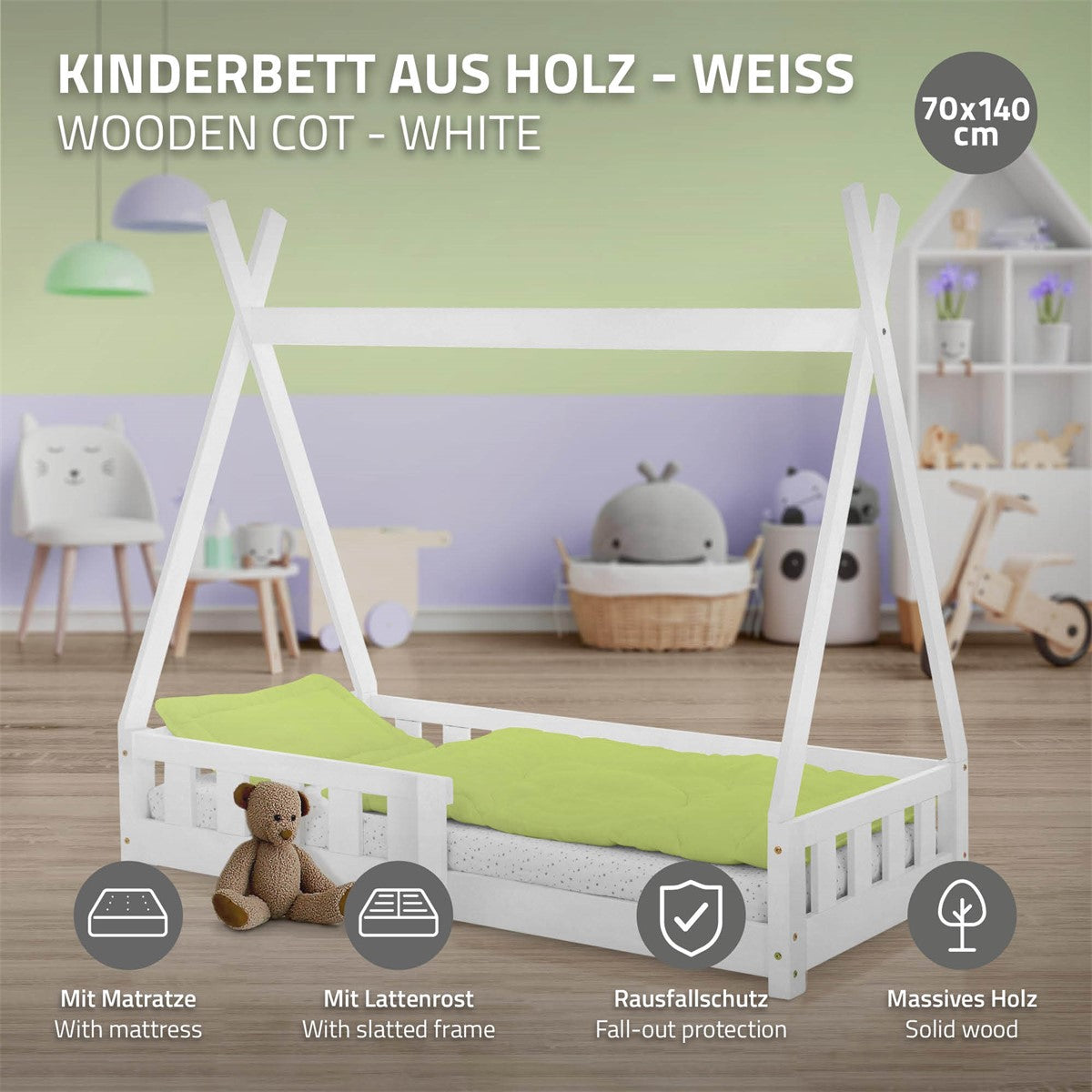 Cama infantil de madeira branca com roupa de cama verde e peluche.