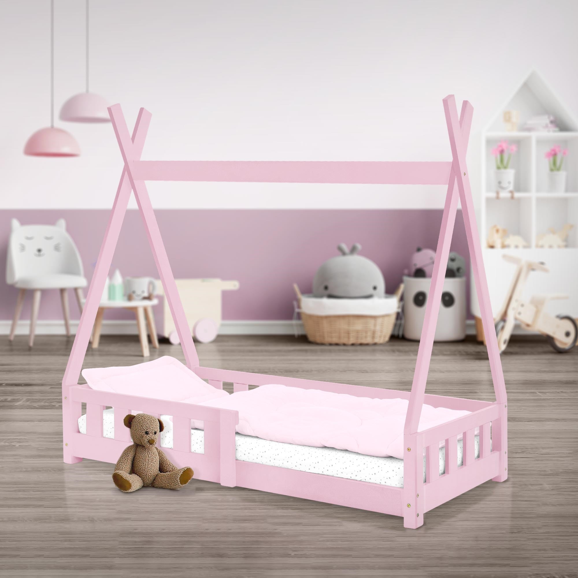 Rosa Bett im Kinderzimmer mit Spielzeug und Dekoration.