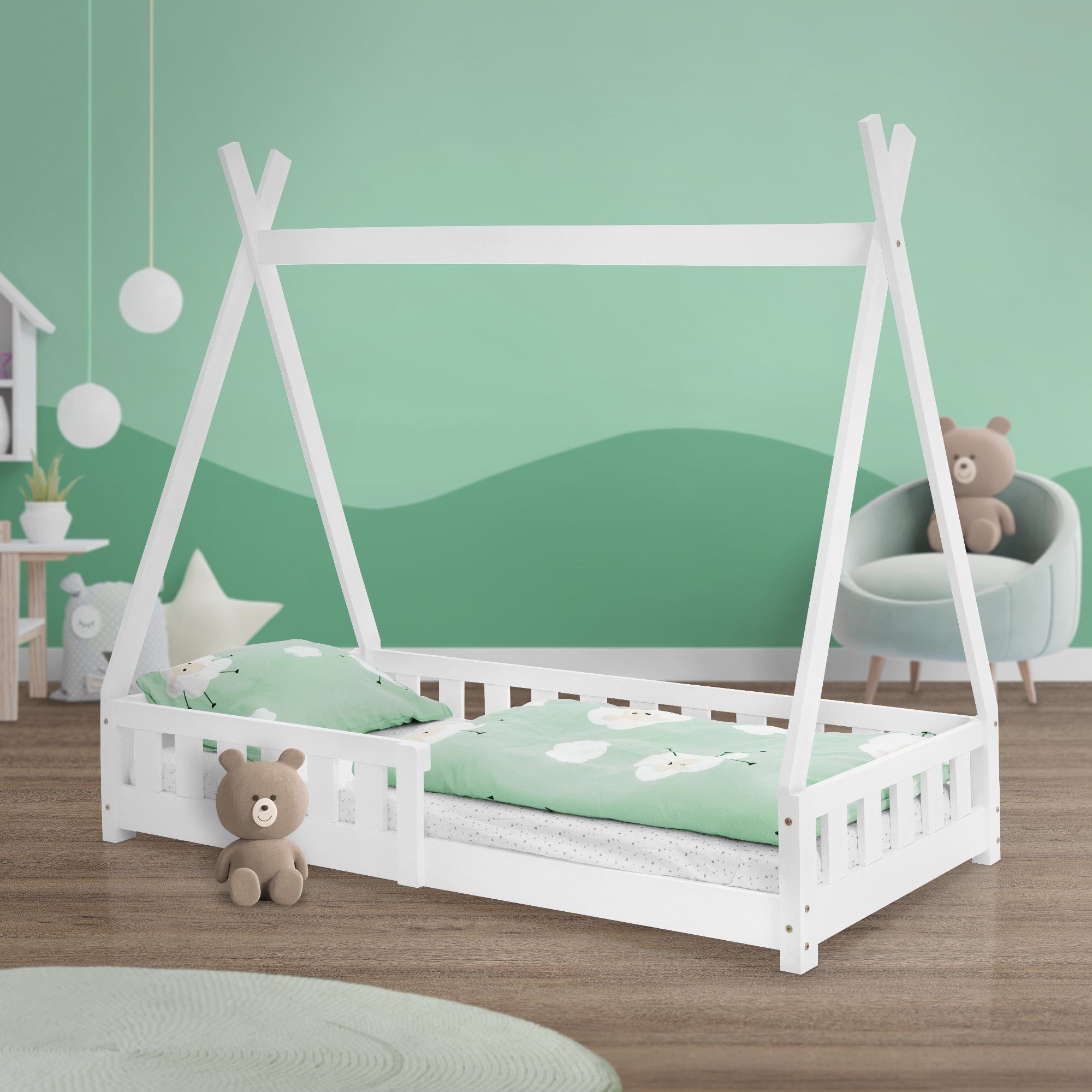Bett in einem Raum mit grüner Wand, Kissen und einem Teddy auf dem Bett.