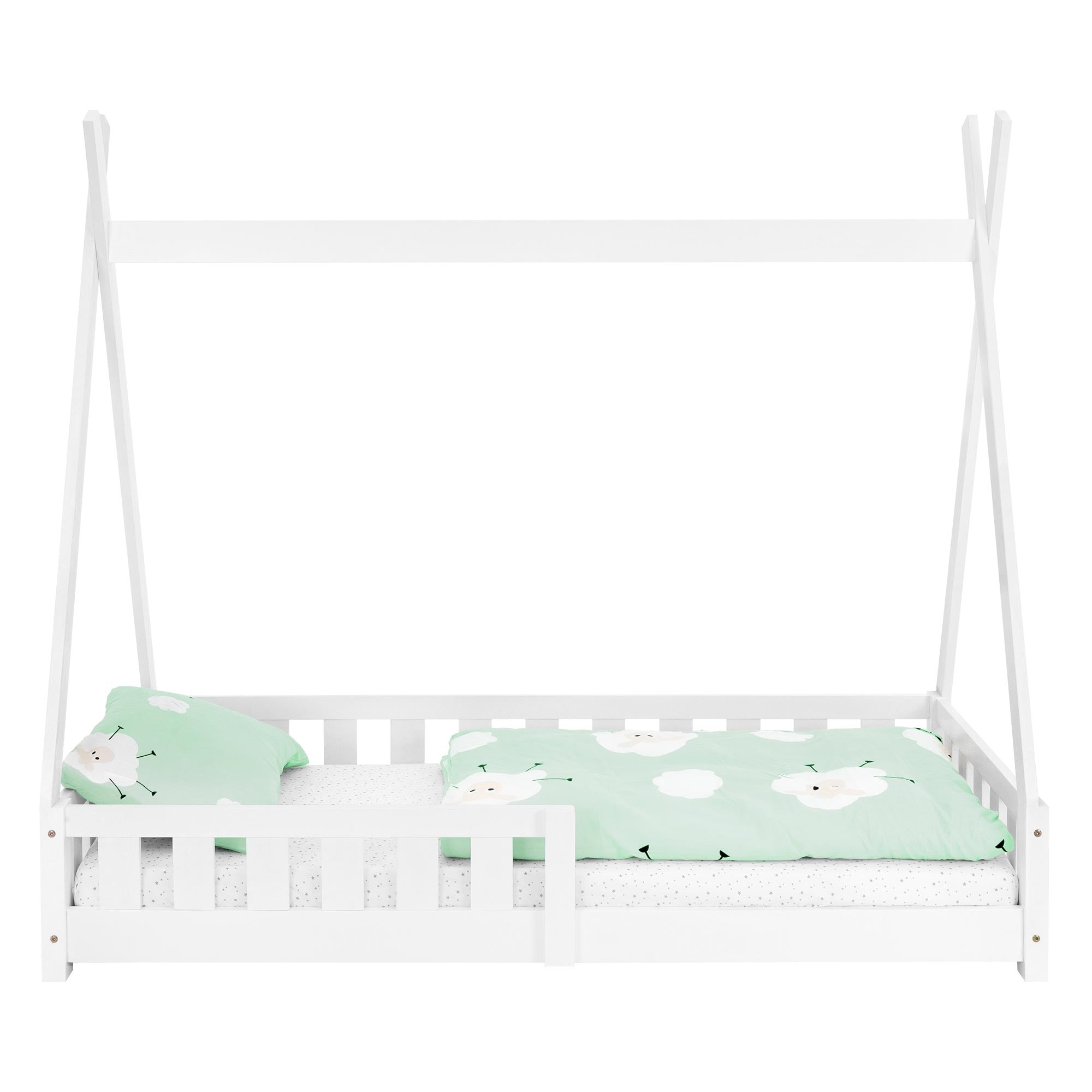 Cama blanca con almohada y manta en verde menta, sobre un fondo blanco.