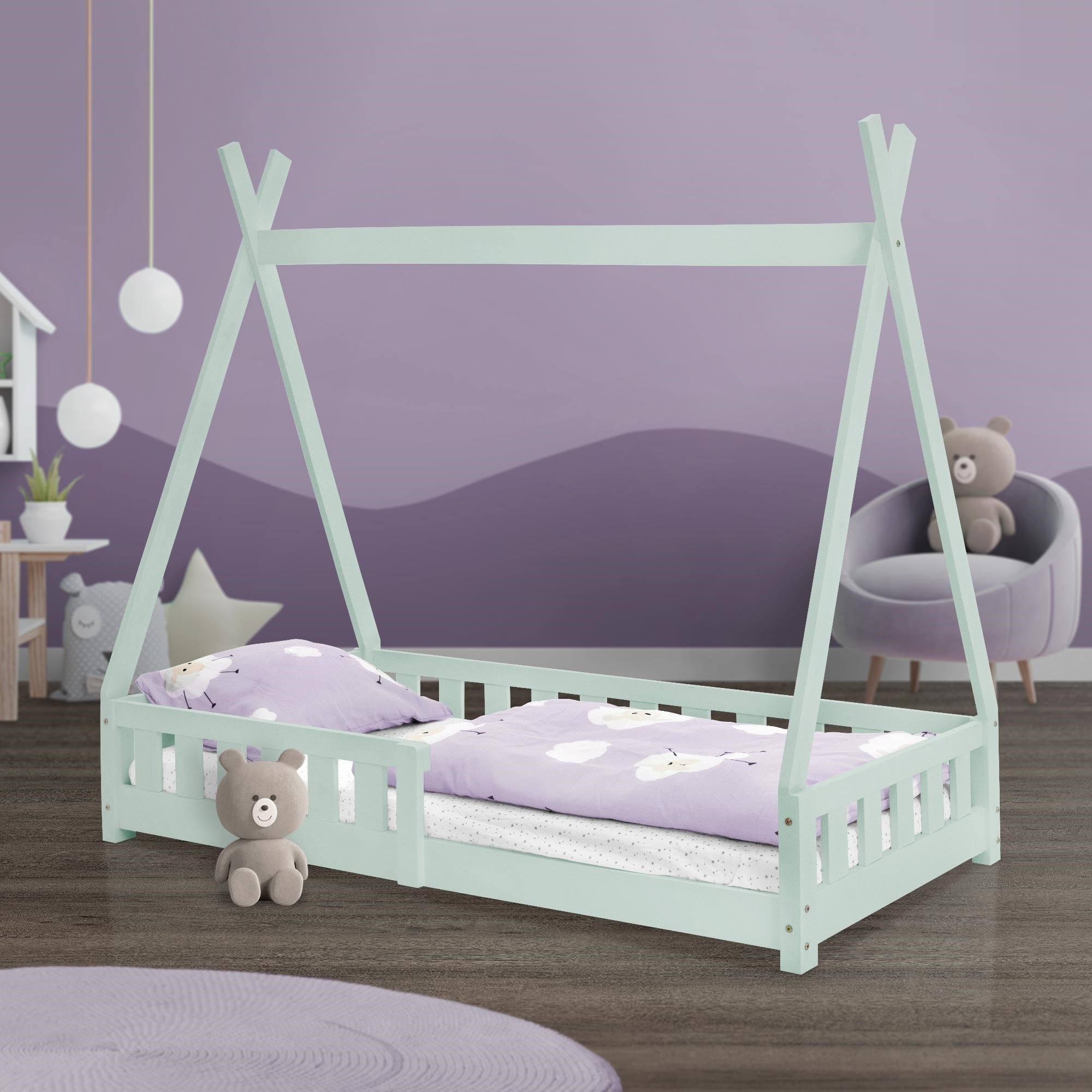 Mintgrünes Bett mit Kissen und Decke, Spielzeugbär im Raum.