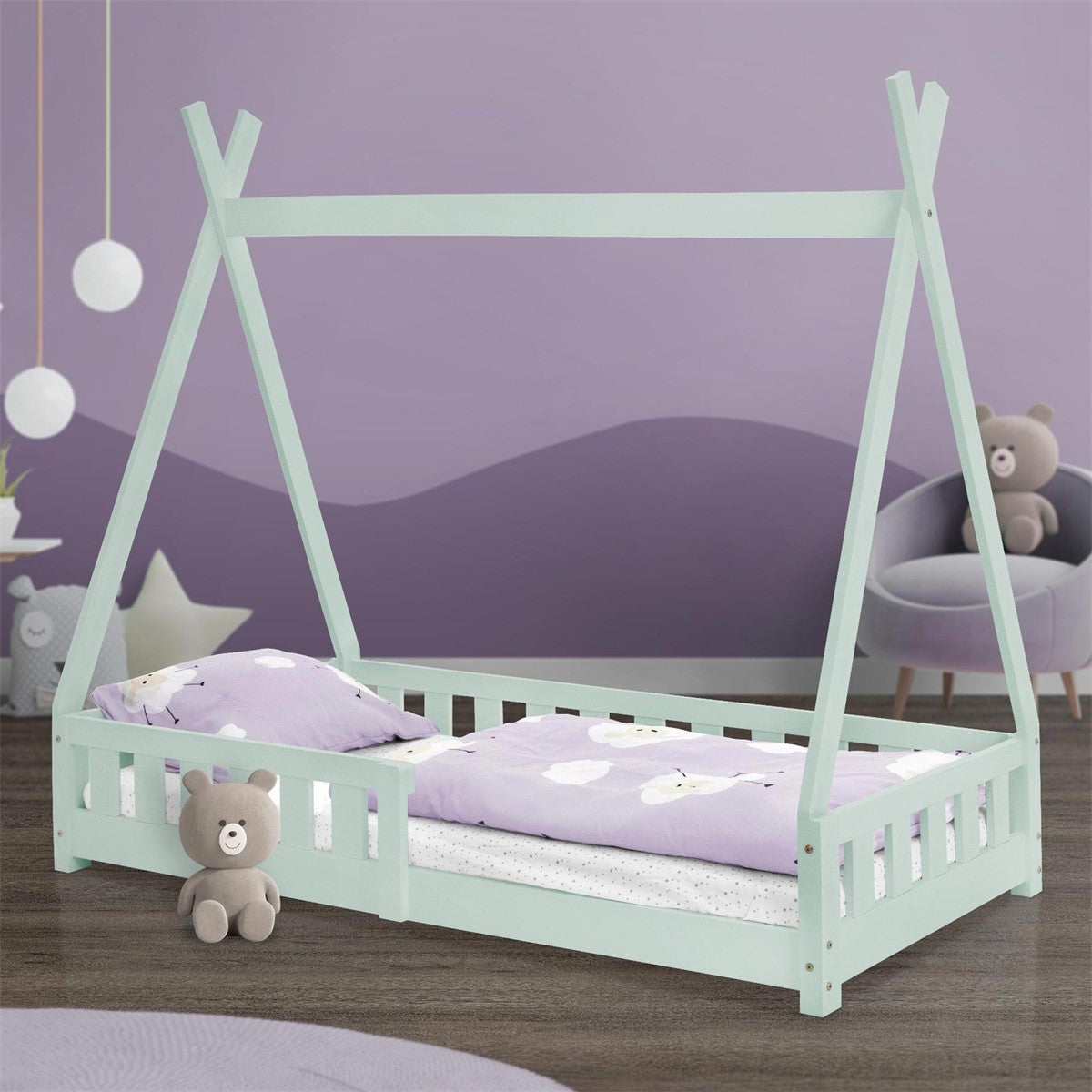 Mintgroen kinderbed met een kussen en een teddybeer.