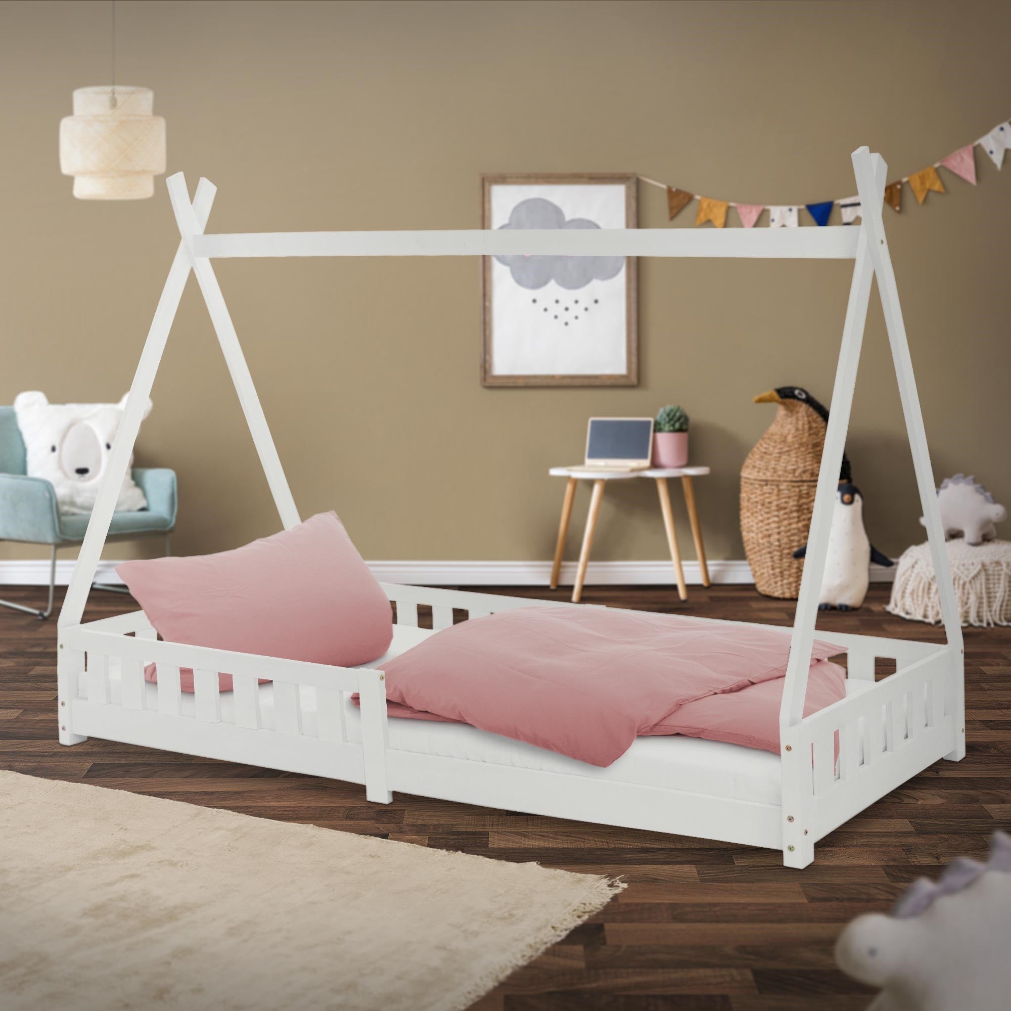 Ein weißes Kinderbett mit rosa Kissen in einem Raum mit braunen Wänden.