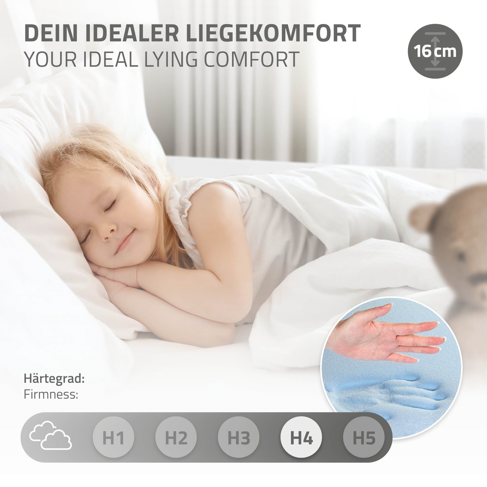 Ein Kind schläft auf einem Bett mit Kissen und Decke.