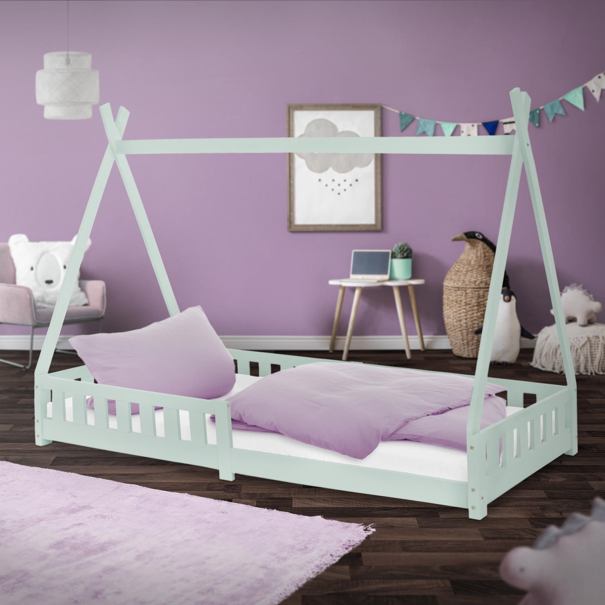 Ein Kinderbett im Zeltstil mit lila Kissen in einem Raum mit lila Wänden.