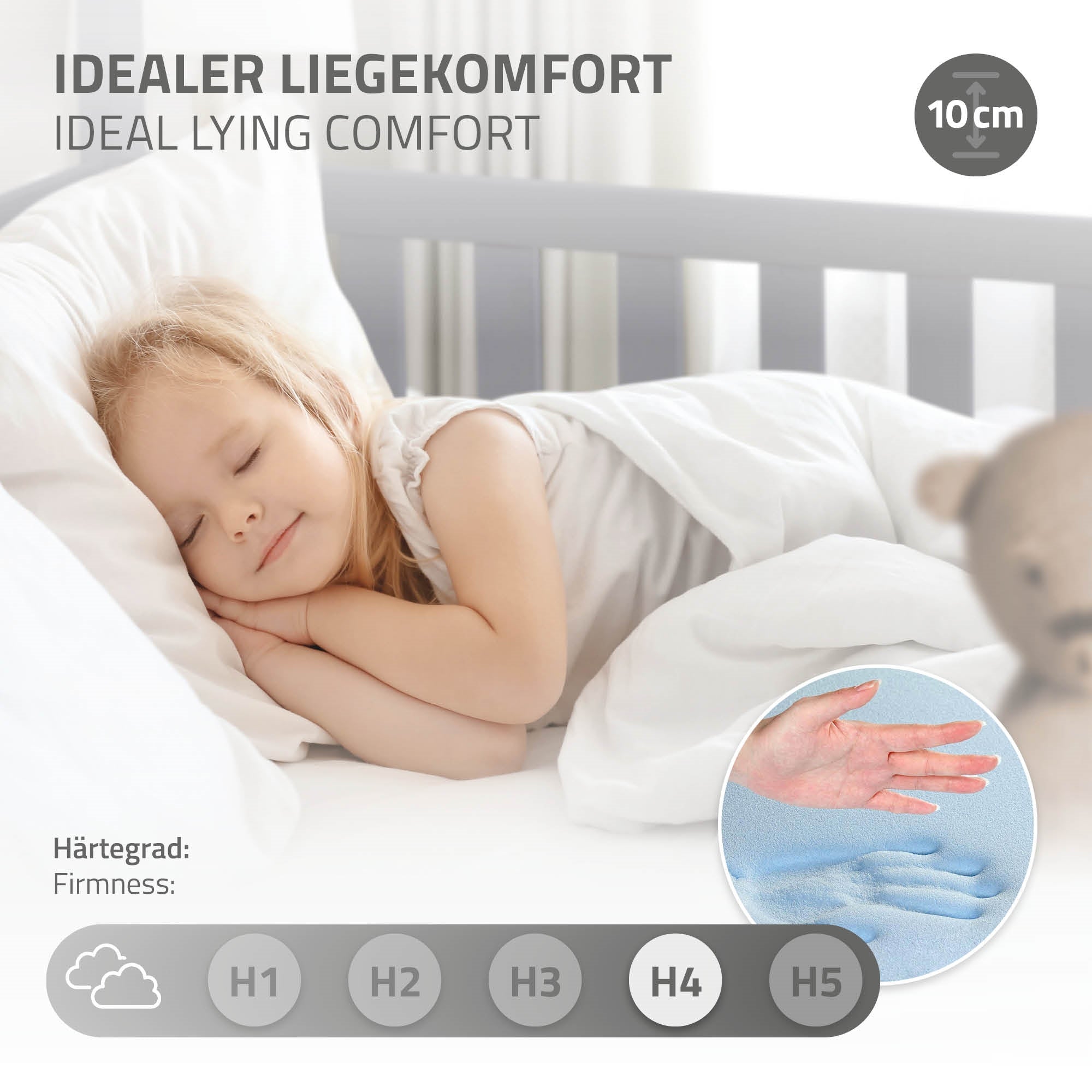 Schlafendes Kind auf einem Bett mit Kissen und Decke.
