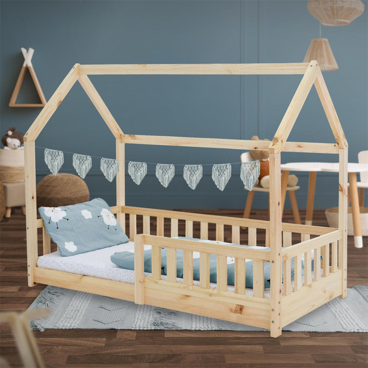 Cama infantil de madeira em estilo escandinavo com decoração.
