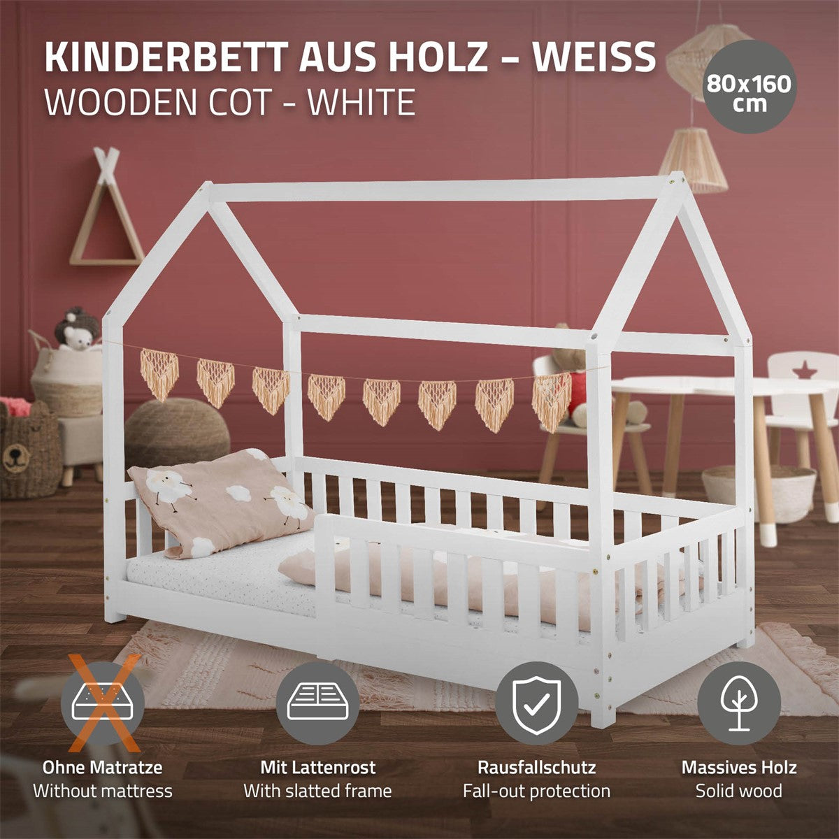 Weißes Kinderbett aus Holz mit Dach und Herzgirlande im Hintergrund.