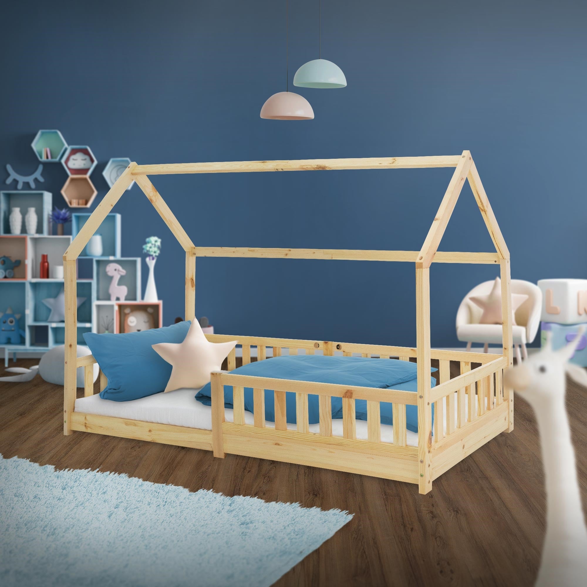 Lit en forme de maison avec deux matelas et des coussins bleus dans une chambre d'enfant.