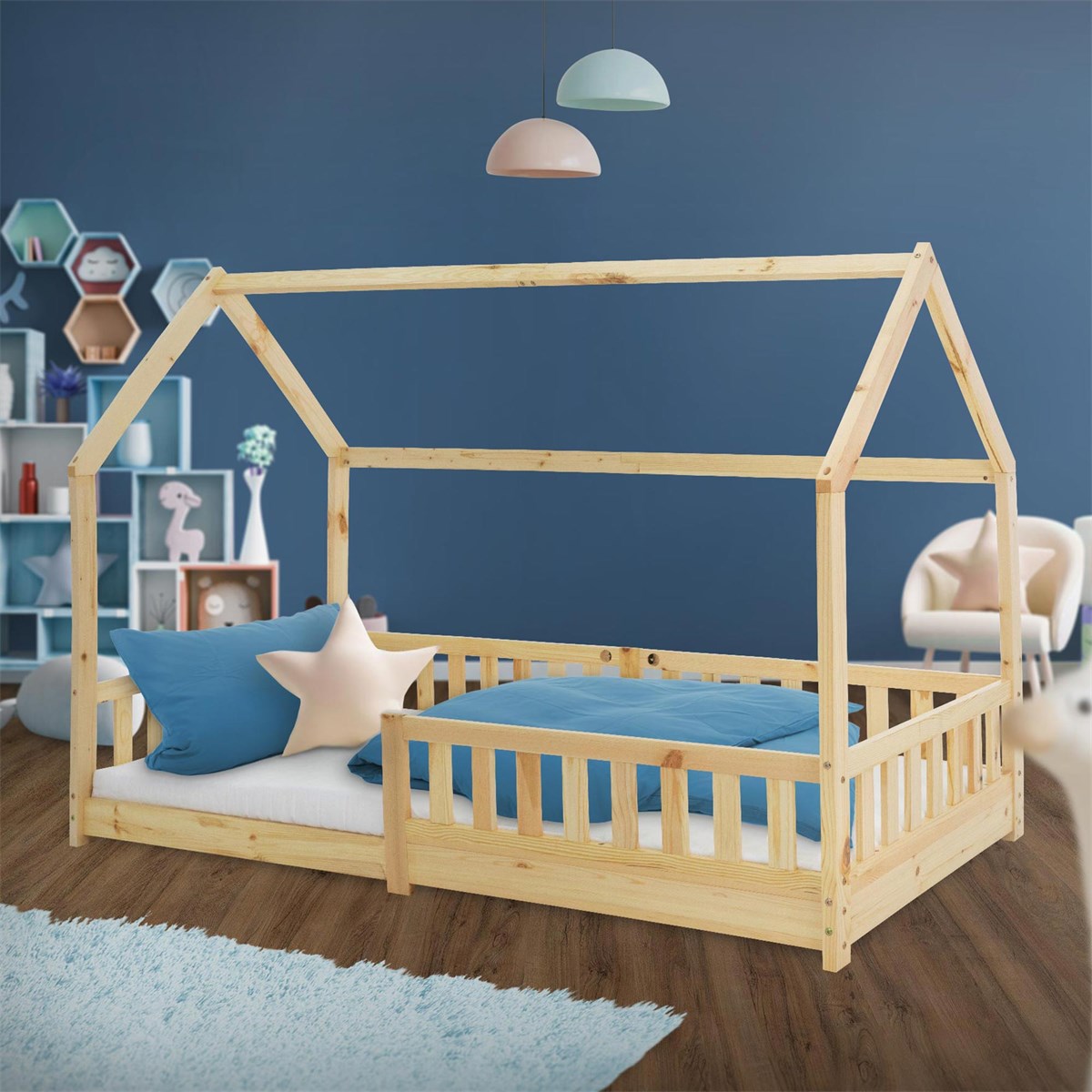 Holz-Kinderbett im Hausdesign mit Kissen und Decken in einem modernen Raum.