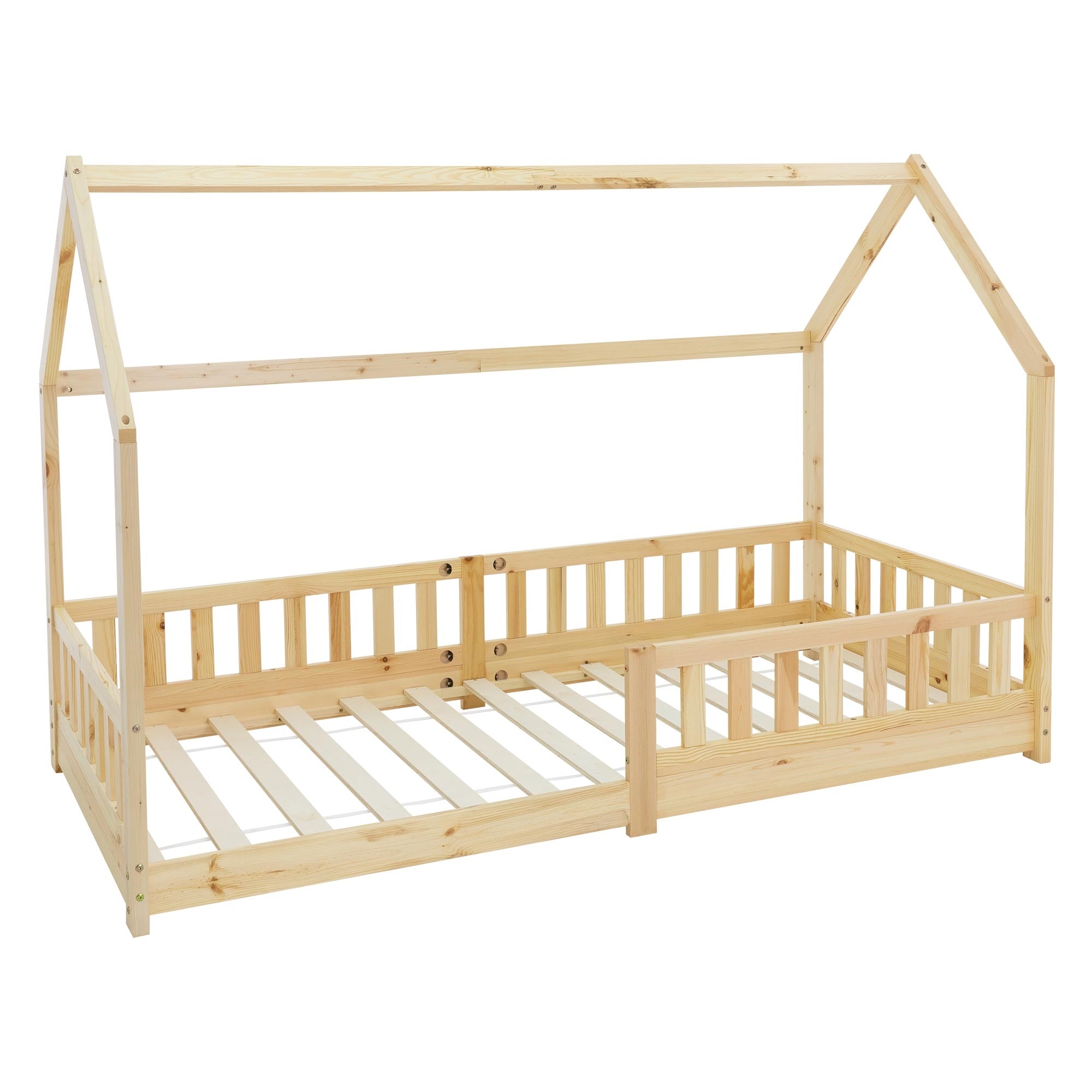 Cama de madera en forma de casa, sin colchón, con lados de rejilla.