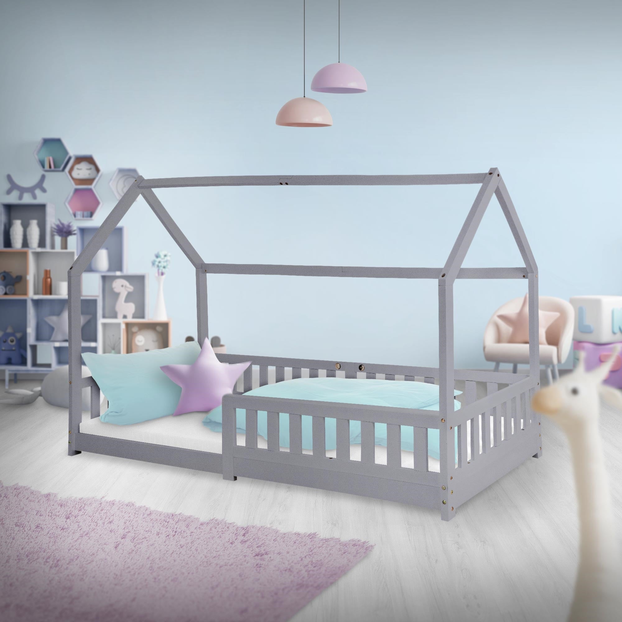 Bett in einem Kinderzimmer mit grauem Holzrahmen und bunten Kissen.