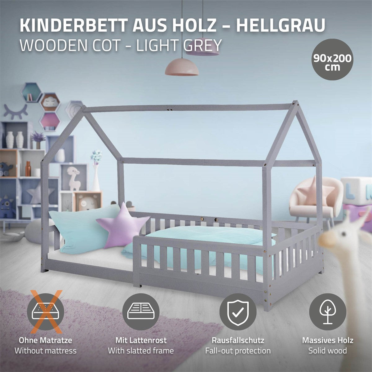 Een lichtgrijs houten kinderbed met lattenbodem.