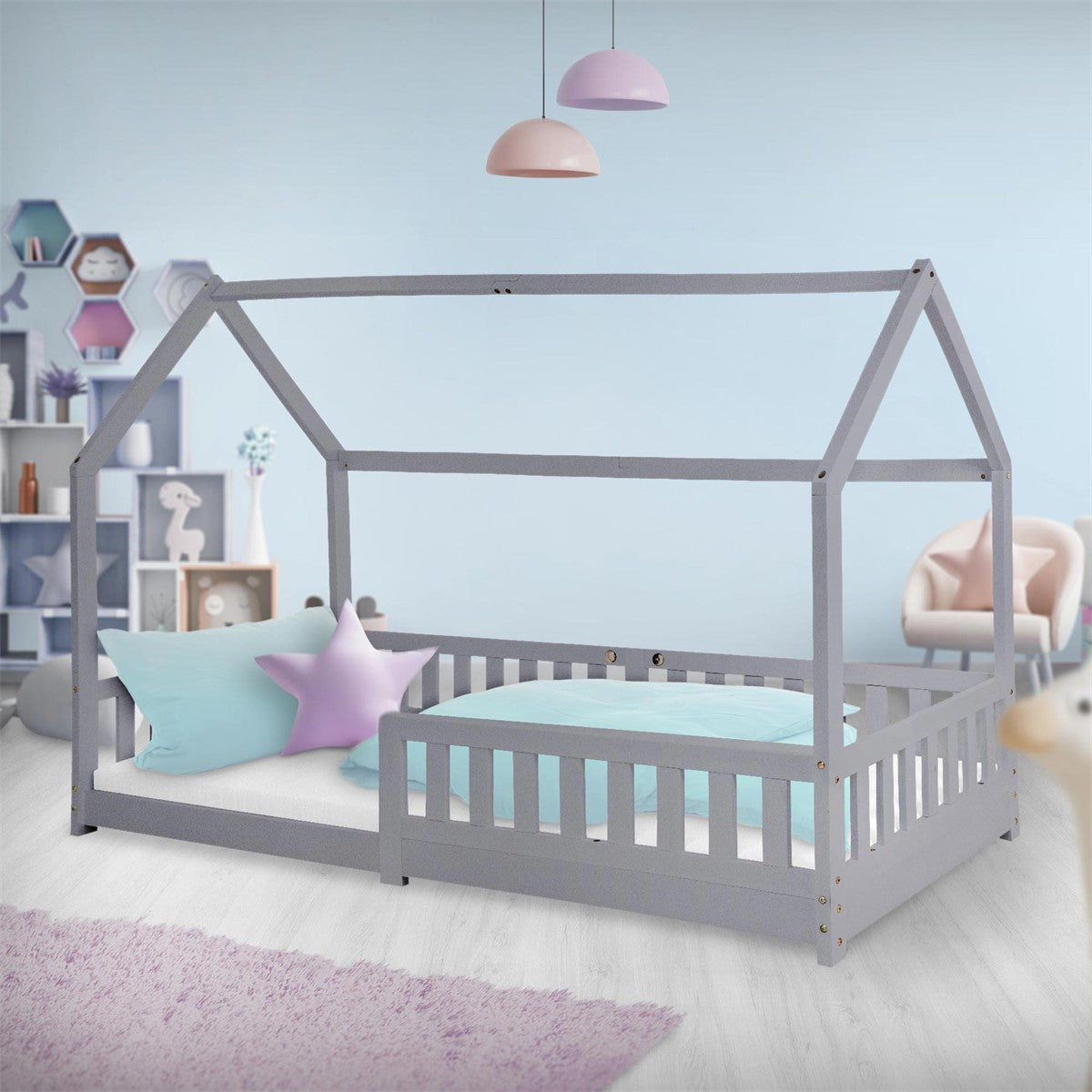 Houten bed in huisjesdesign met kussen en deken in een kinderkamer.