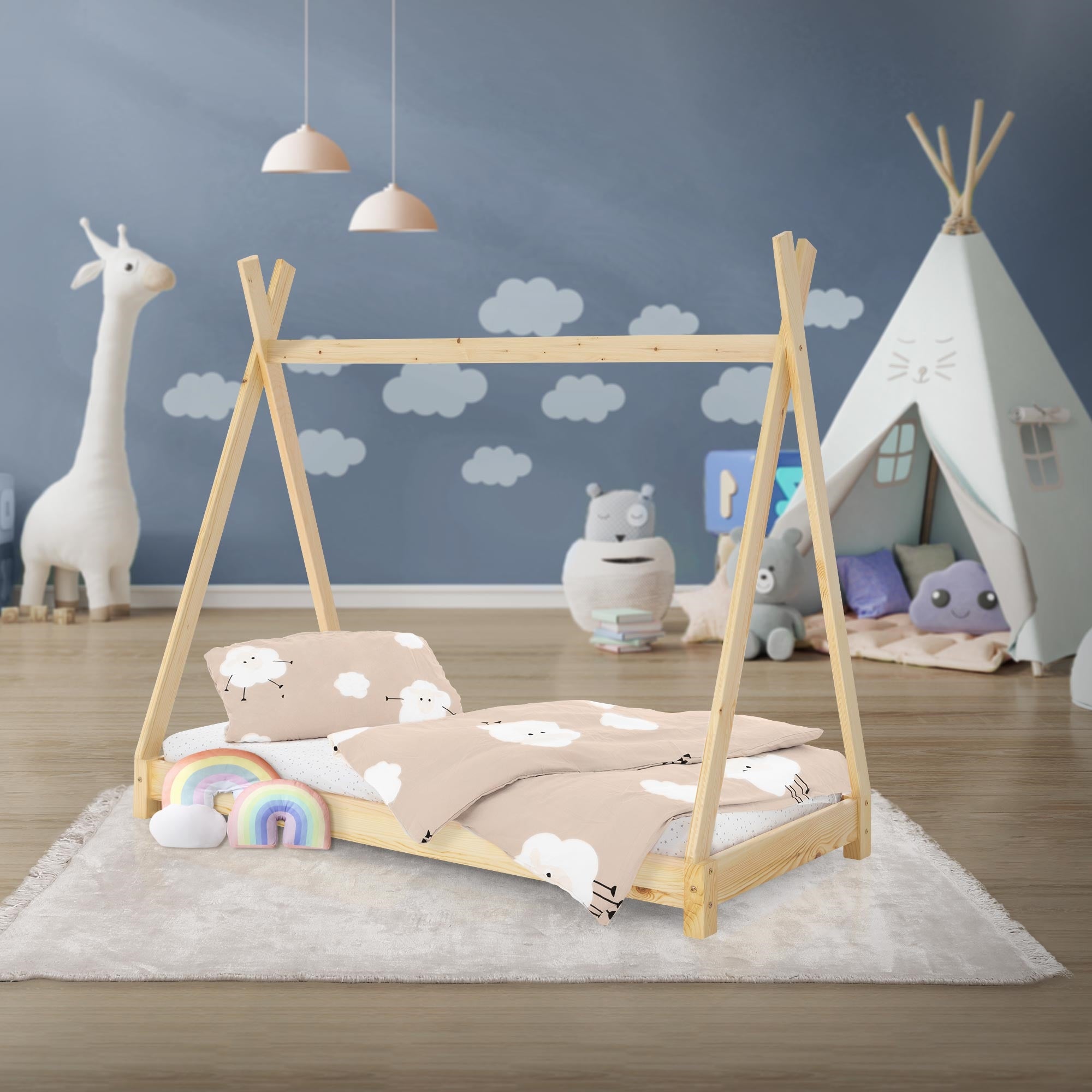 Ein Kinderbett aus Holz mit Wolkenbettwäsche und Spielzeug in einem bunten Kinderzimmer.