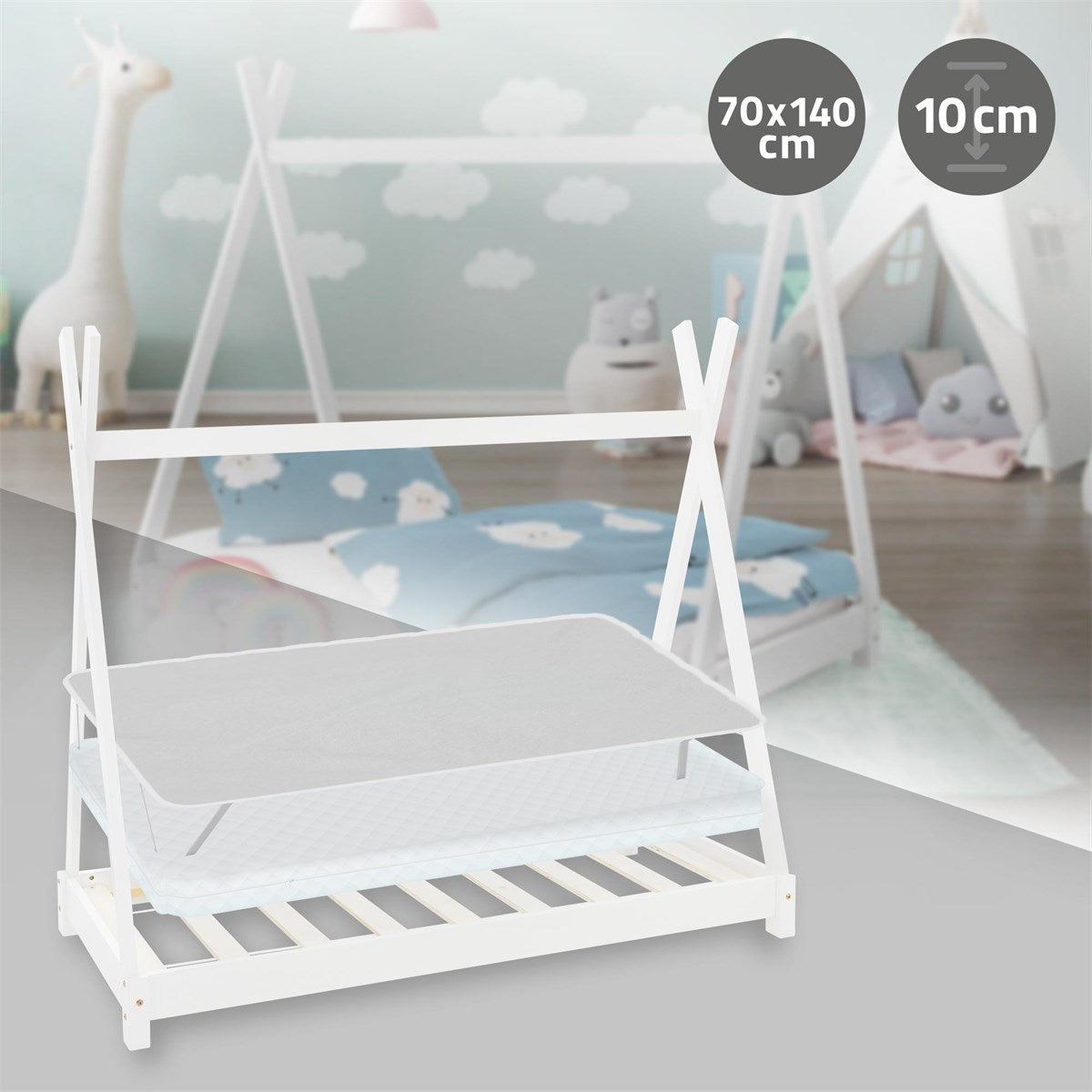 Ein Kinderbett mit Matratze, Maßangaben und einem modernen, hellen Raum im Hintergrund.