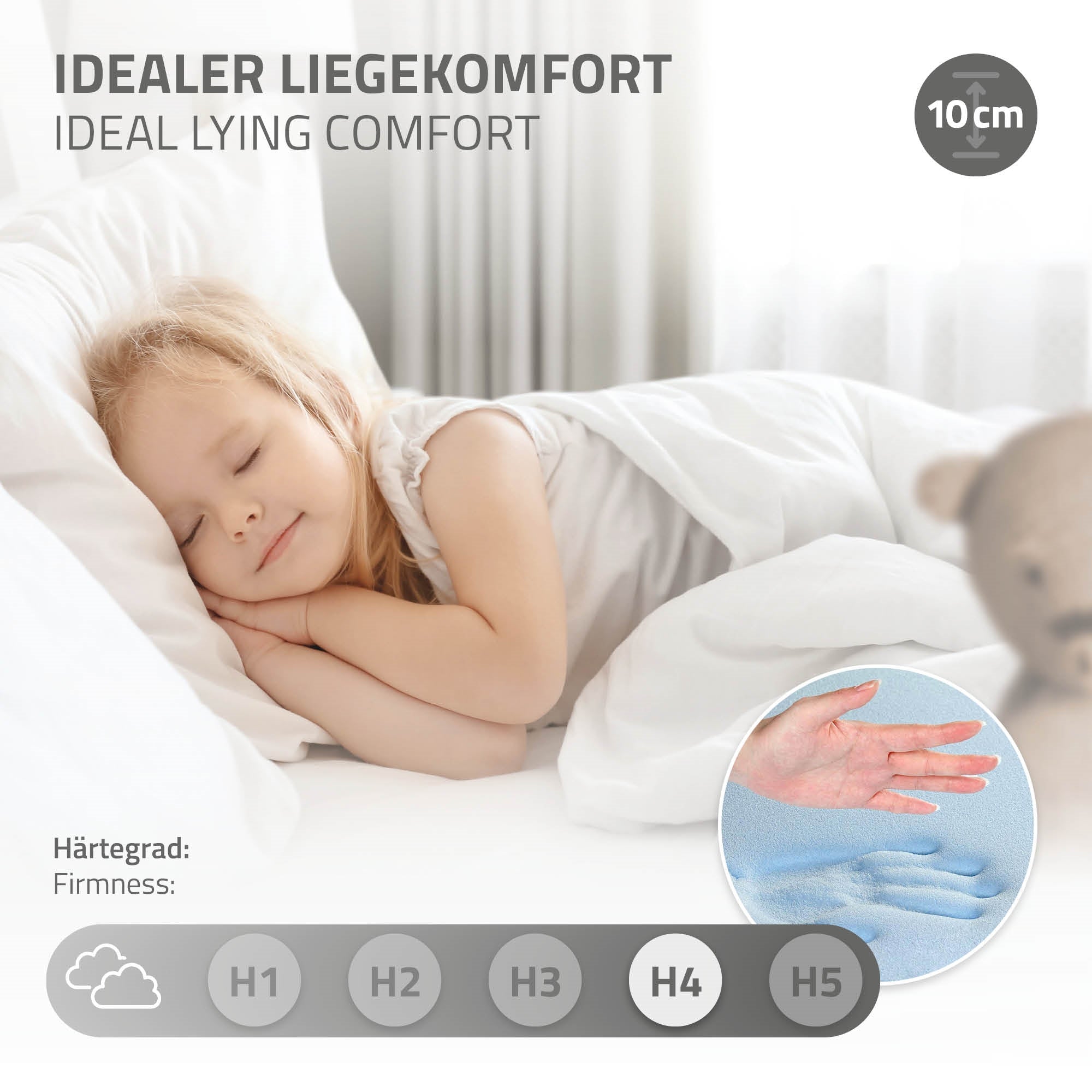 Mädchen schläft auf einem Kissen in einem Bett.