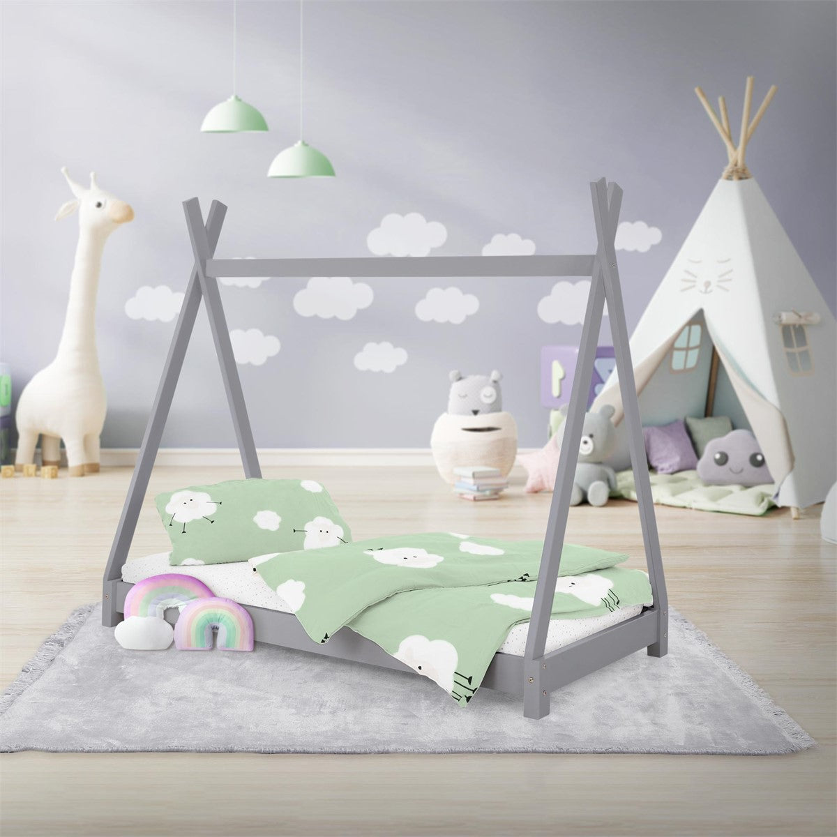Graues Kinderbett mit A-förmigem Gestell und grüner Wolkenbettwäsche in einem Kinderzimmer.