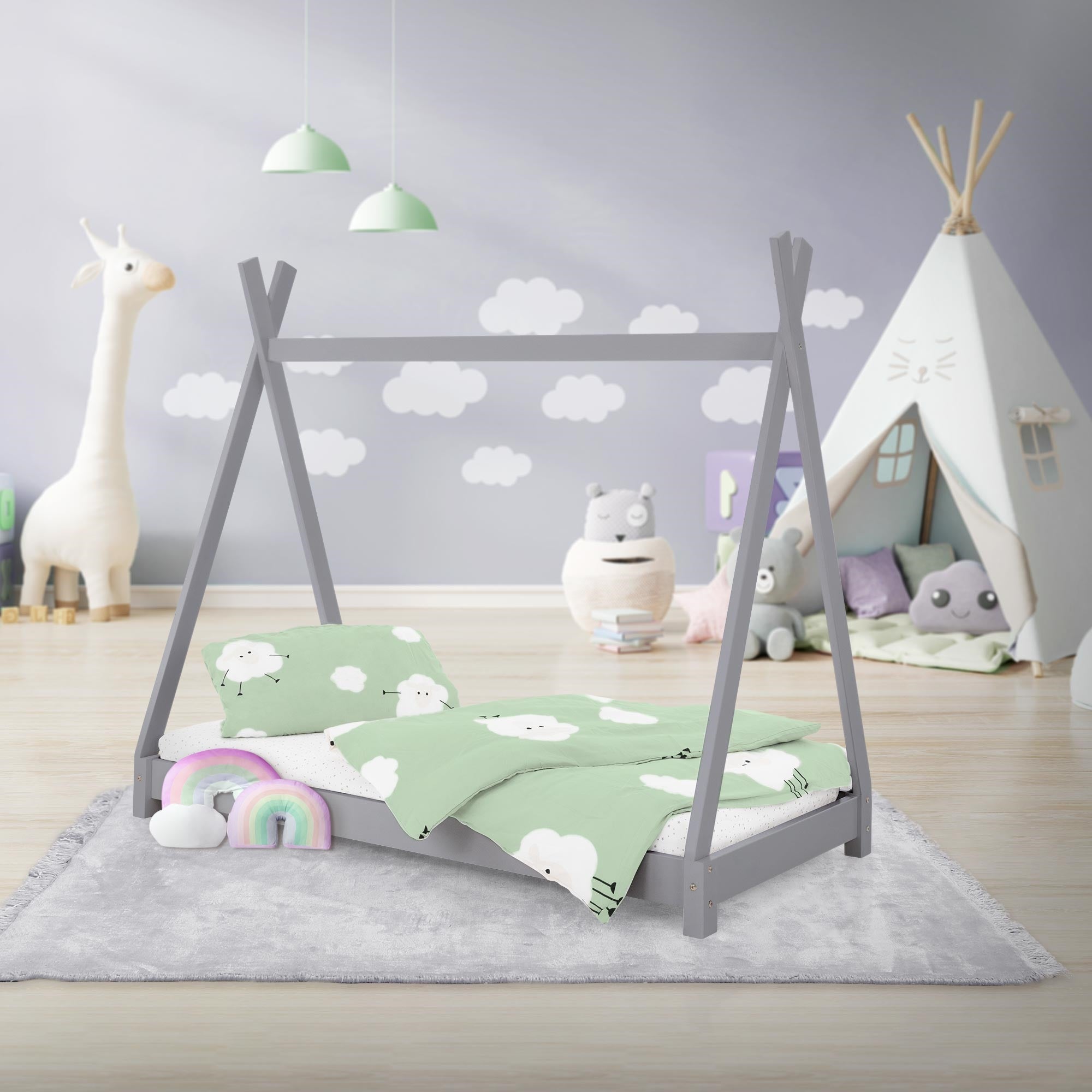 Ein Kinderbett im Raum mit Spielzeug und Dekoration.