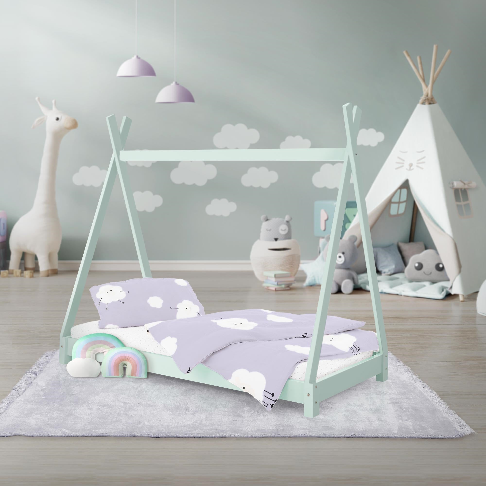 Mintgrünes Kinderbett mit Wolkenbettwäsche und Spielzelt im Hintergrund.