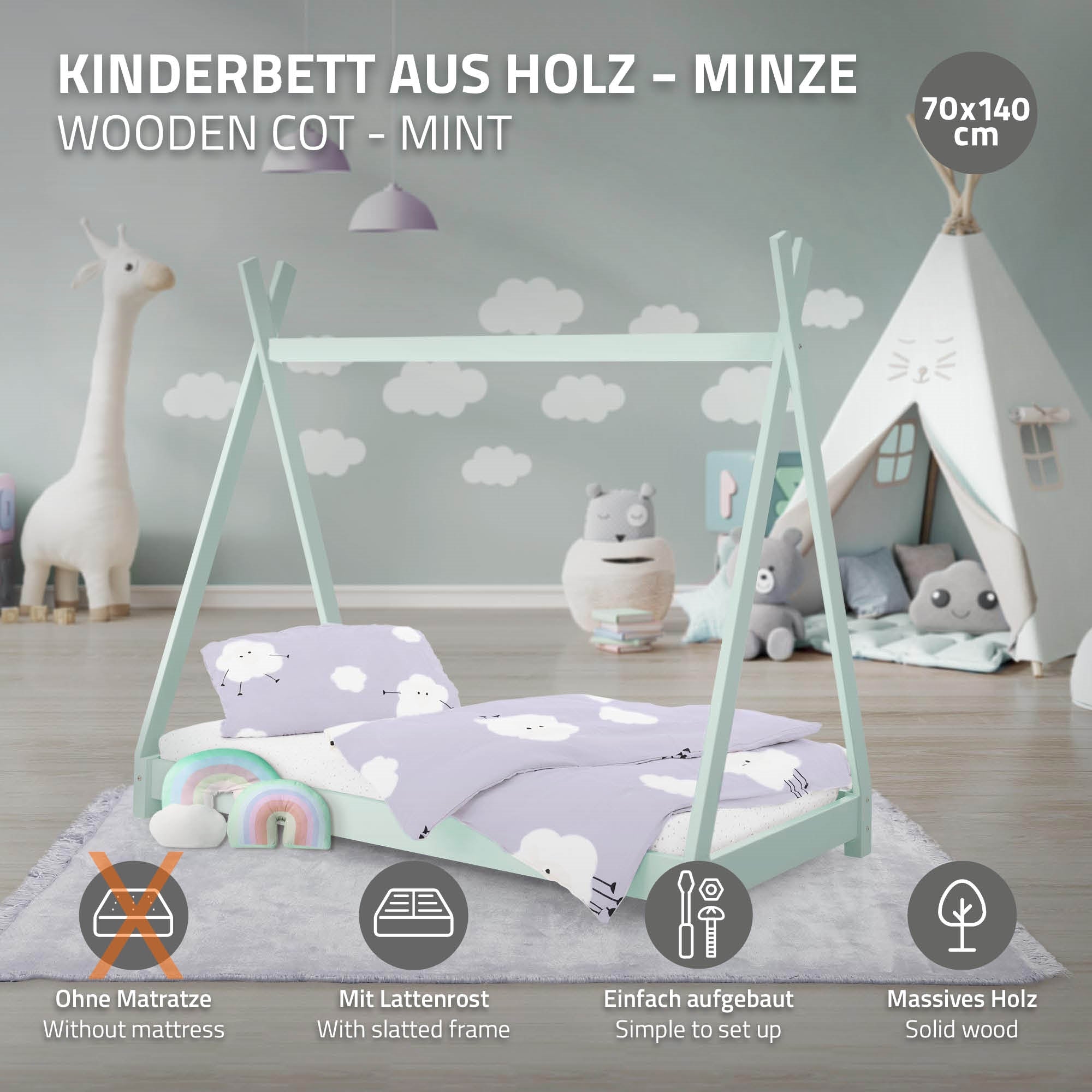 Ein mintfarbenes Kinderbett mit Matratze und Decken im Raum.