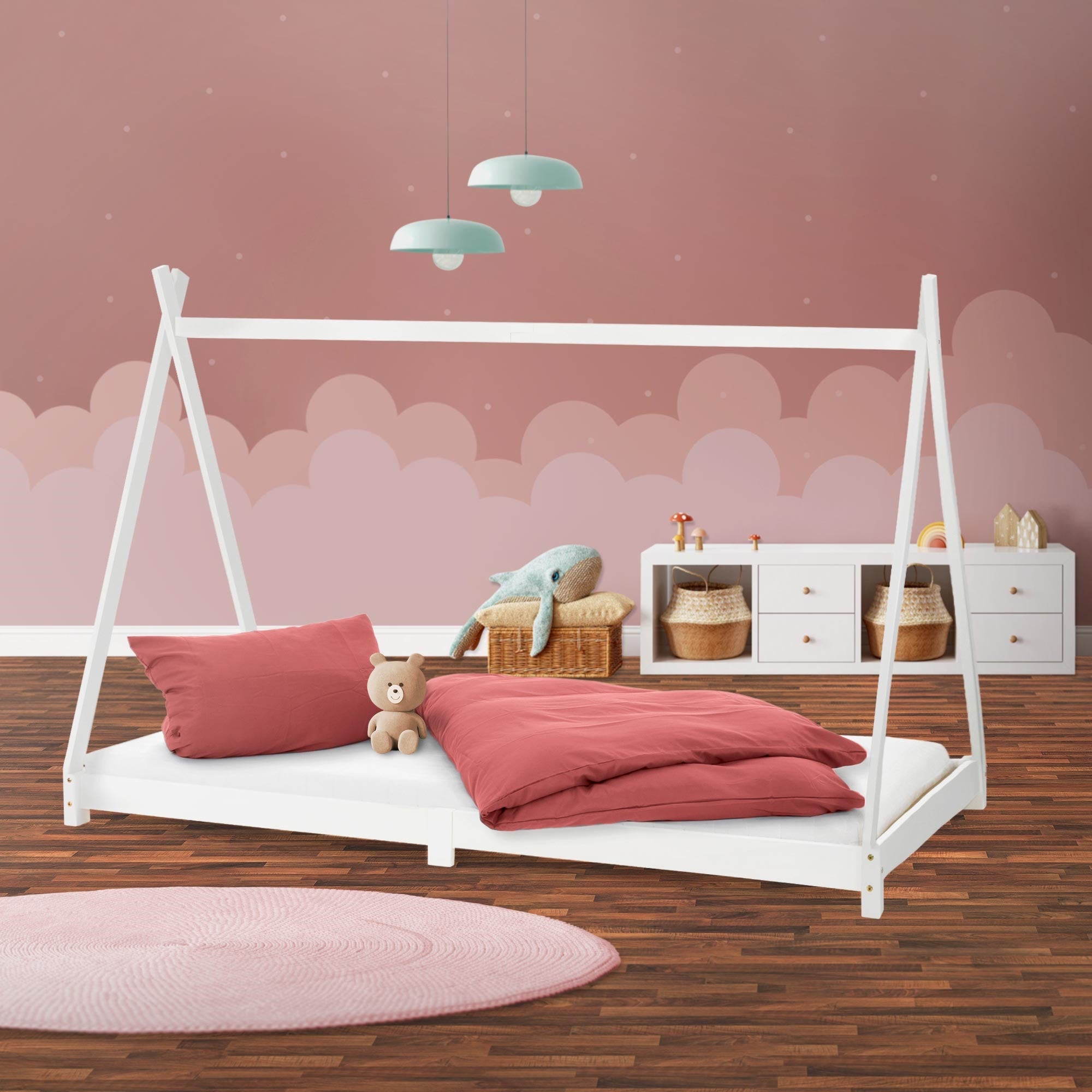 Hochbett in einem Raum mit rosa Wänden und Spielzeug.