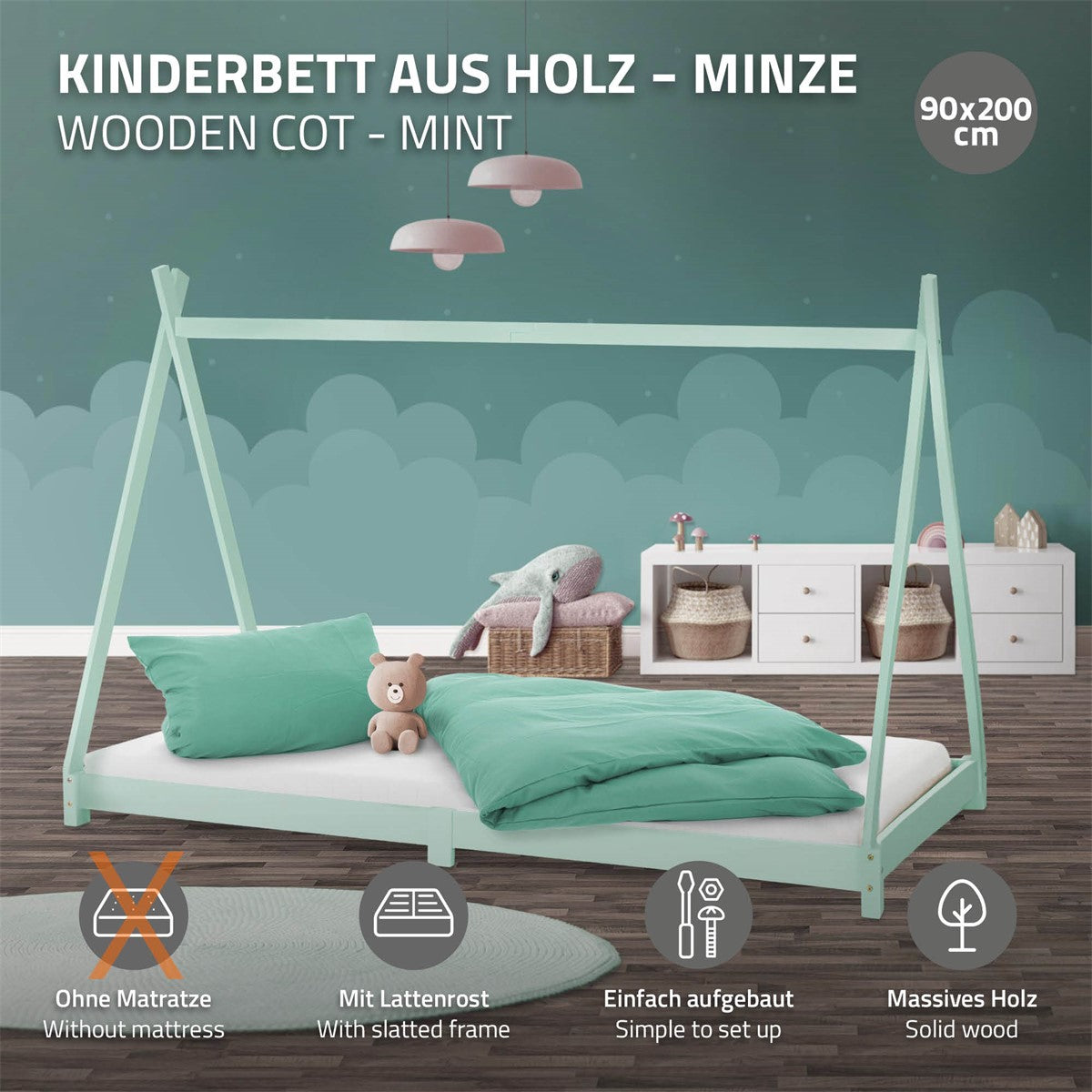 Mintfarbenes Kinderbett aus Holz mit Kissen und Decke.