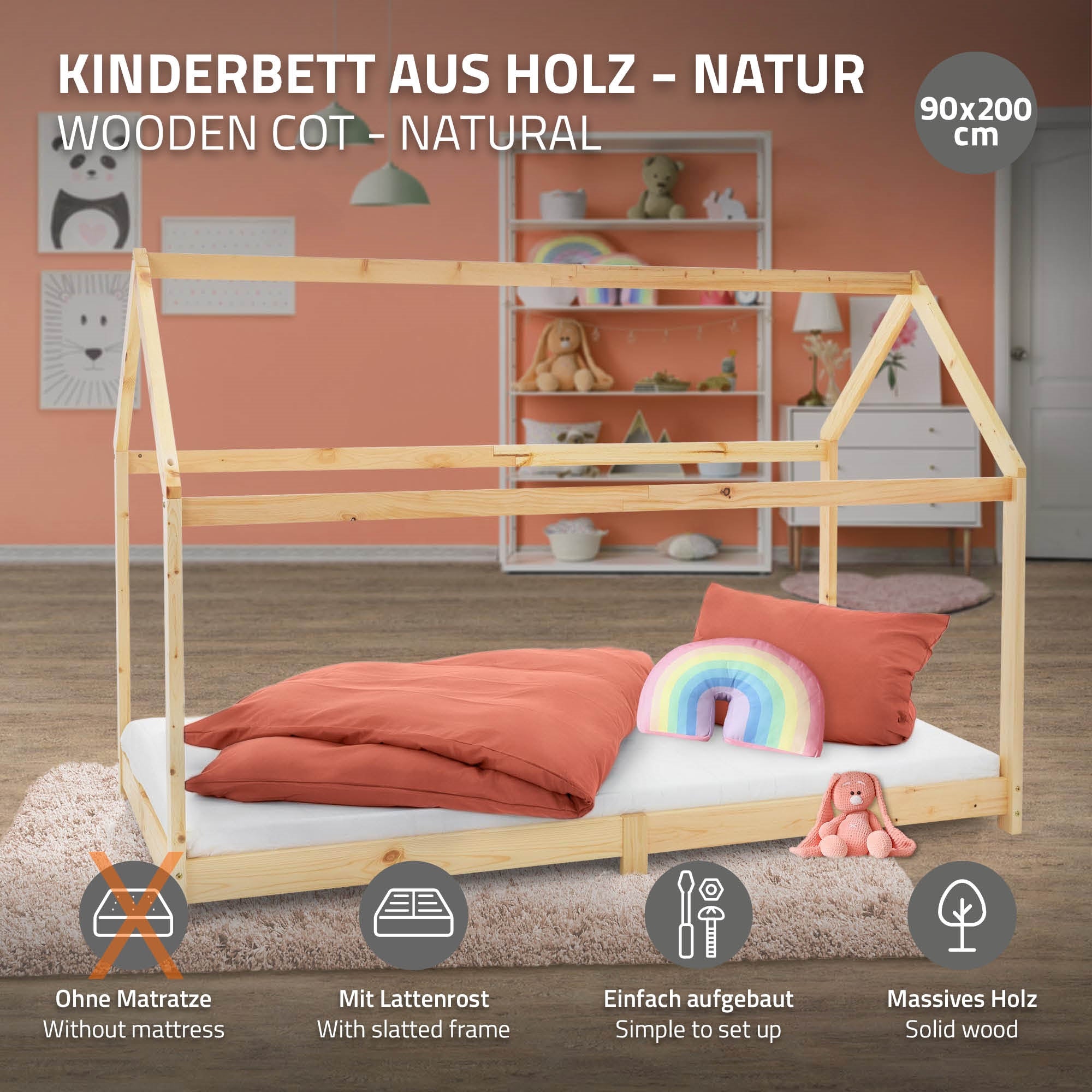 Ein Kinderbett aus Holz mit einem bunten Kissen und einer Regenbogen-Dekoration.