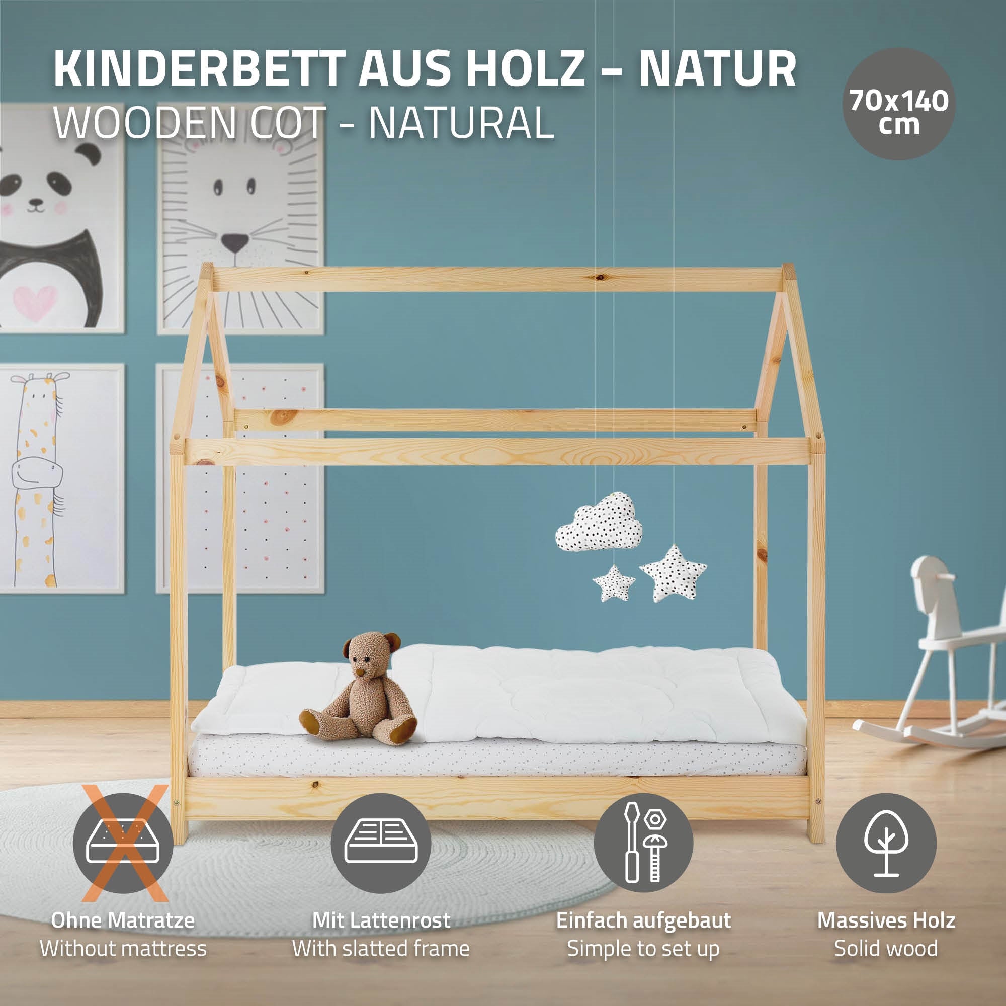 Holz-Kinderbett mit Laternendach und Spielzeugbär.
