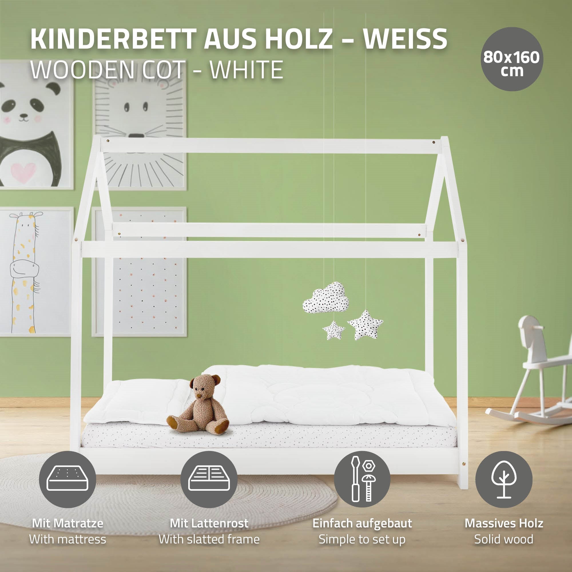 Ein weißes Kinderbett mit Matratze und einem Teddybär im Raum.
