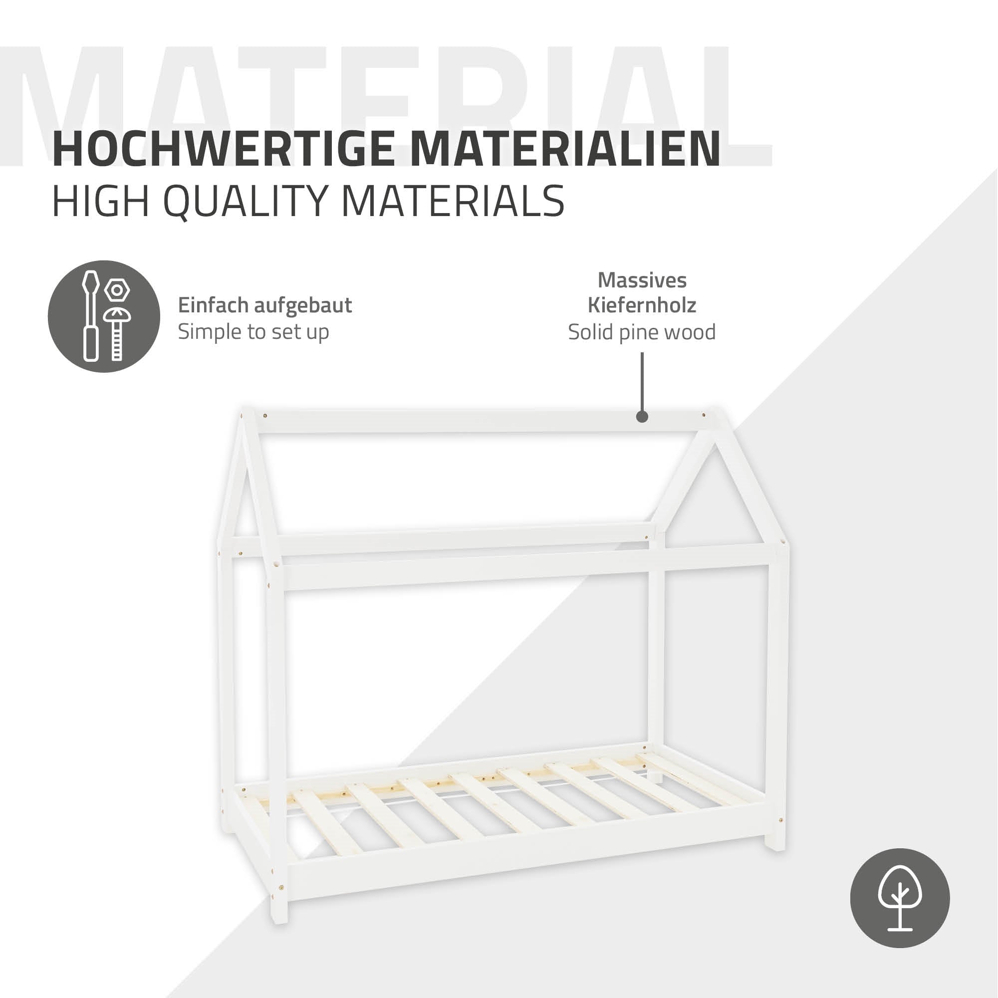 Bettgestell in Hausform aus massivem Kiefernholz, frontal aufgenommen.