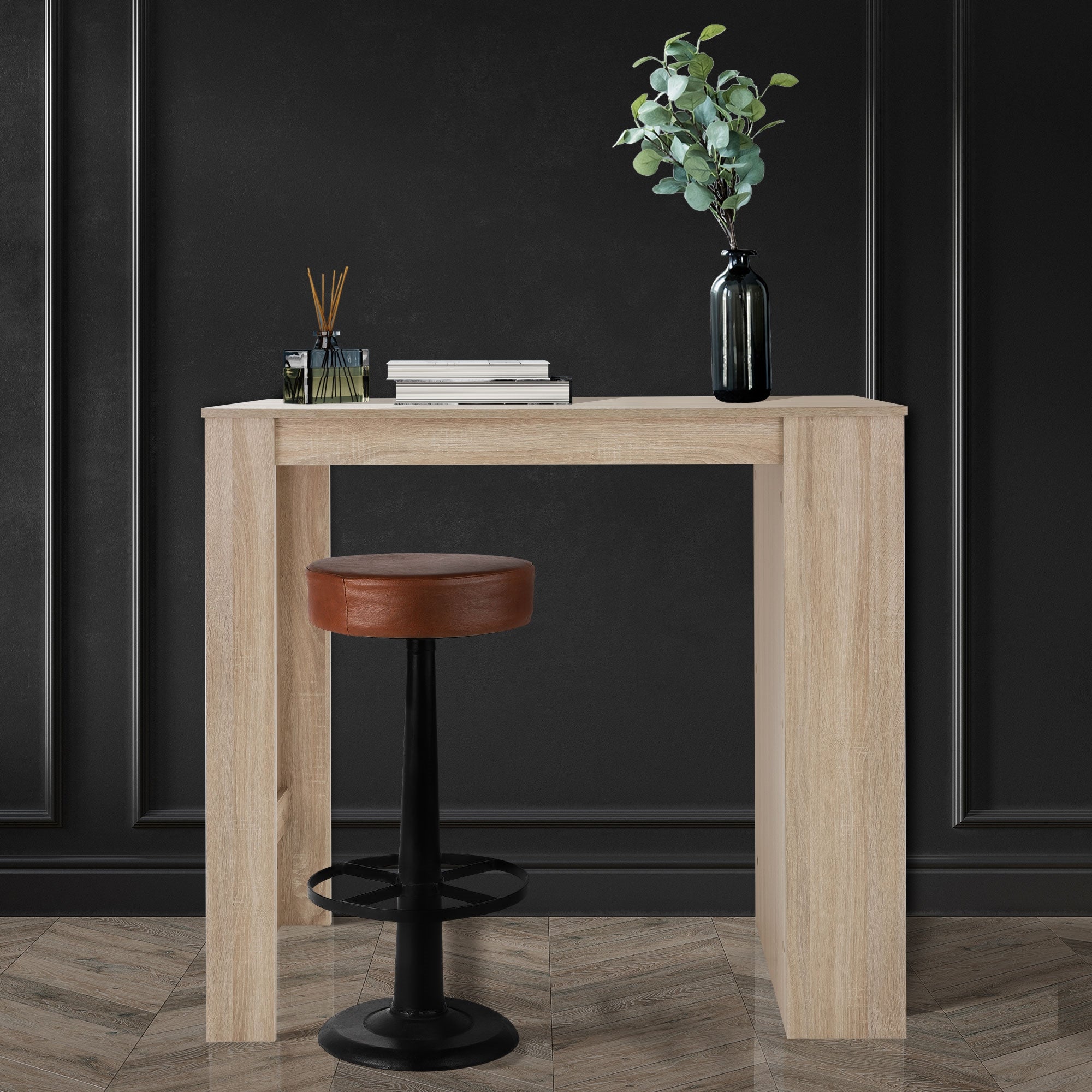 Træfarvet skrivebord med en plante og en skammel.