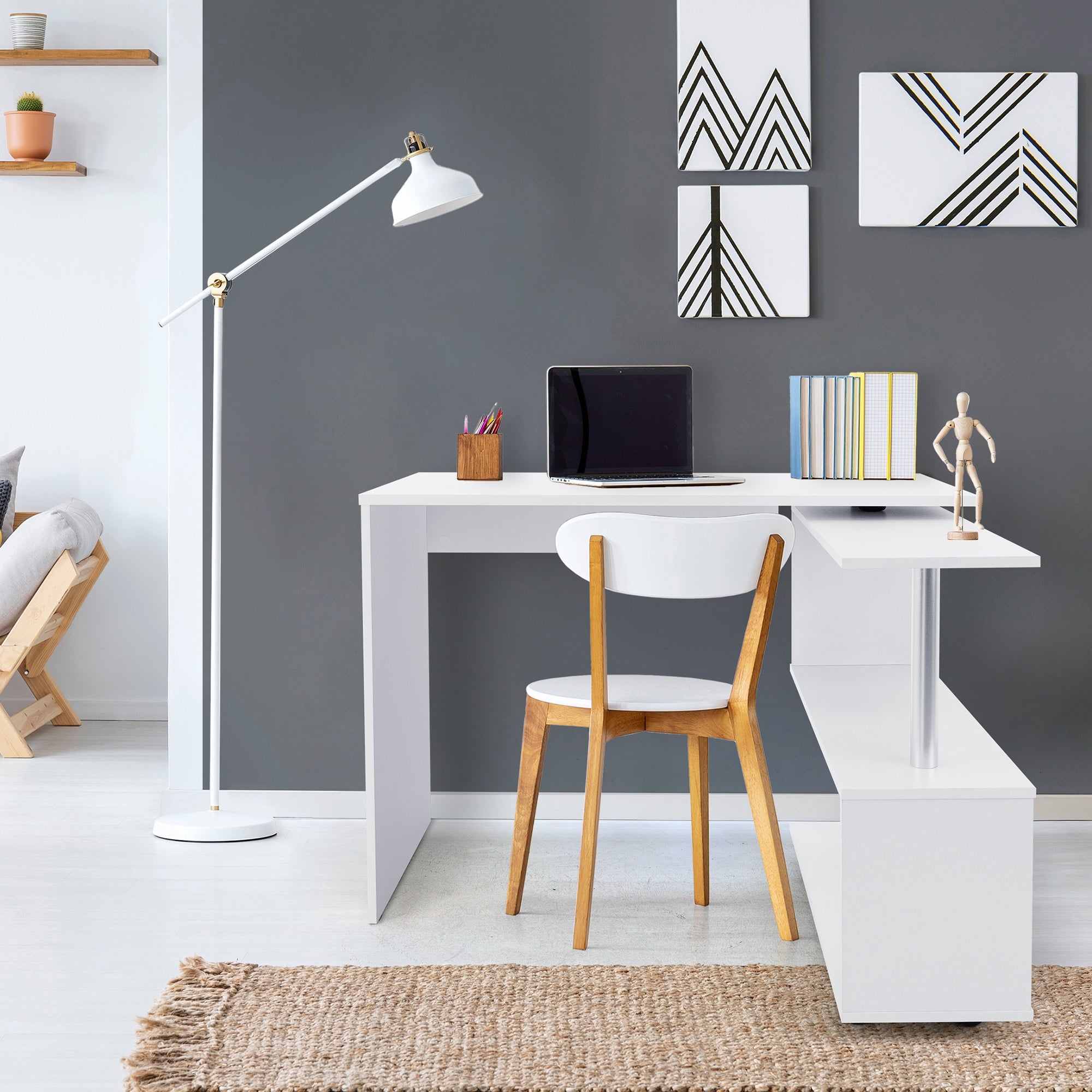 Bureau dans une pièce moderne avec lampe, ordinateur portable et décoration.