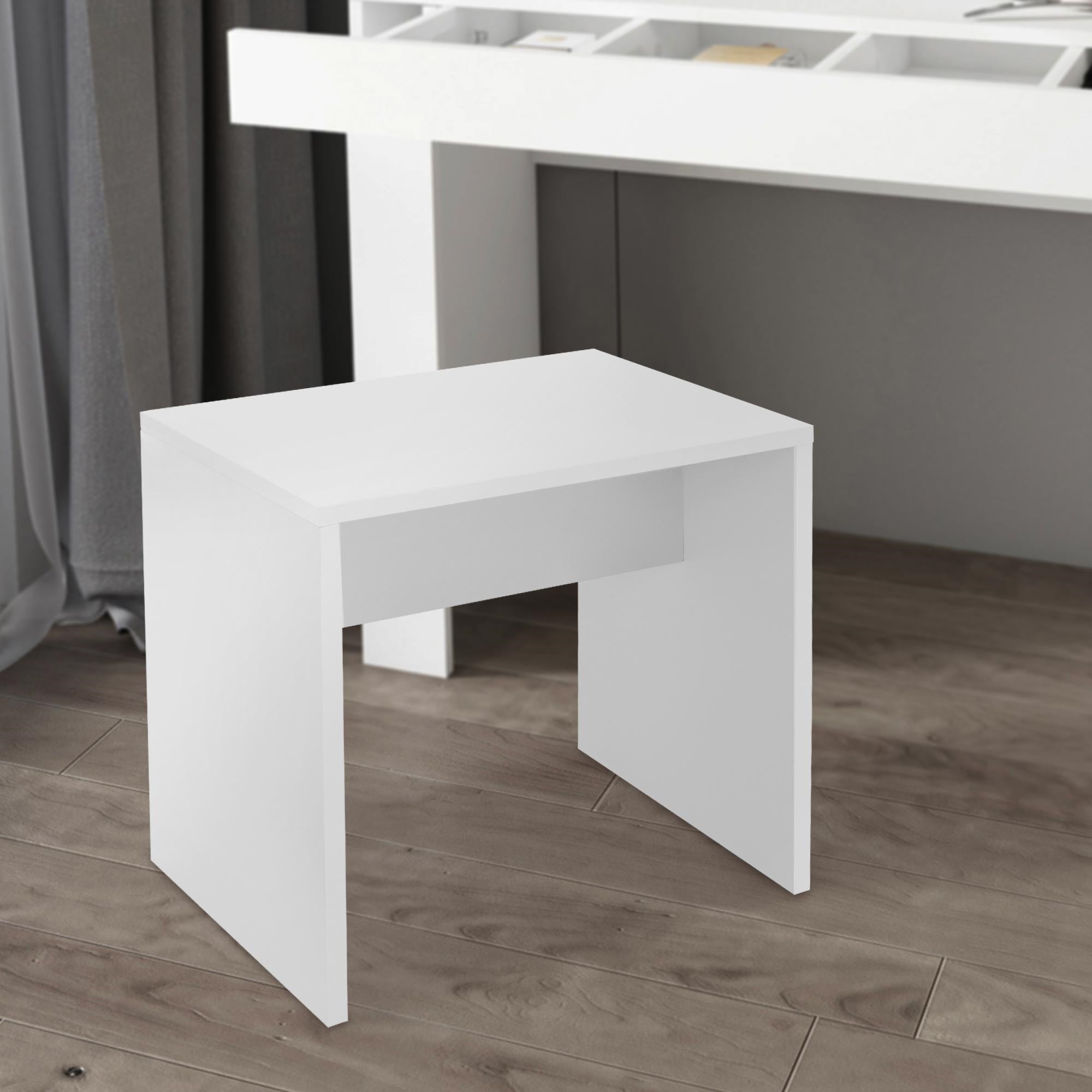 Weißer Tisch mit zwei offenen Seiten und einer glatten Oberfläche.