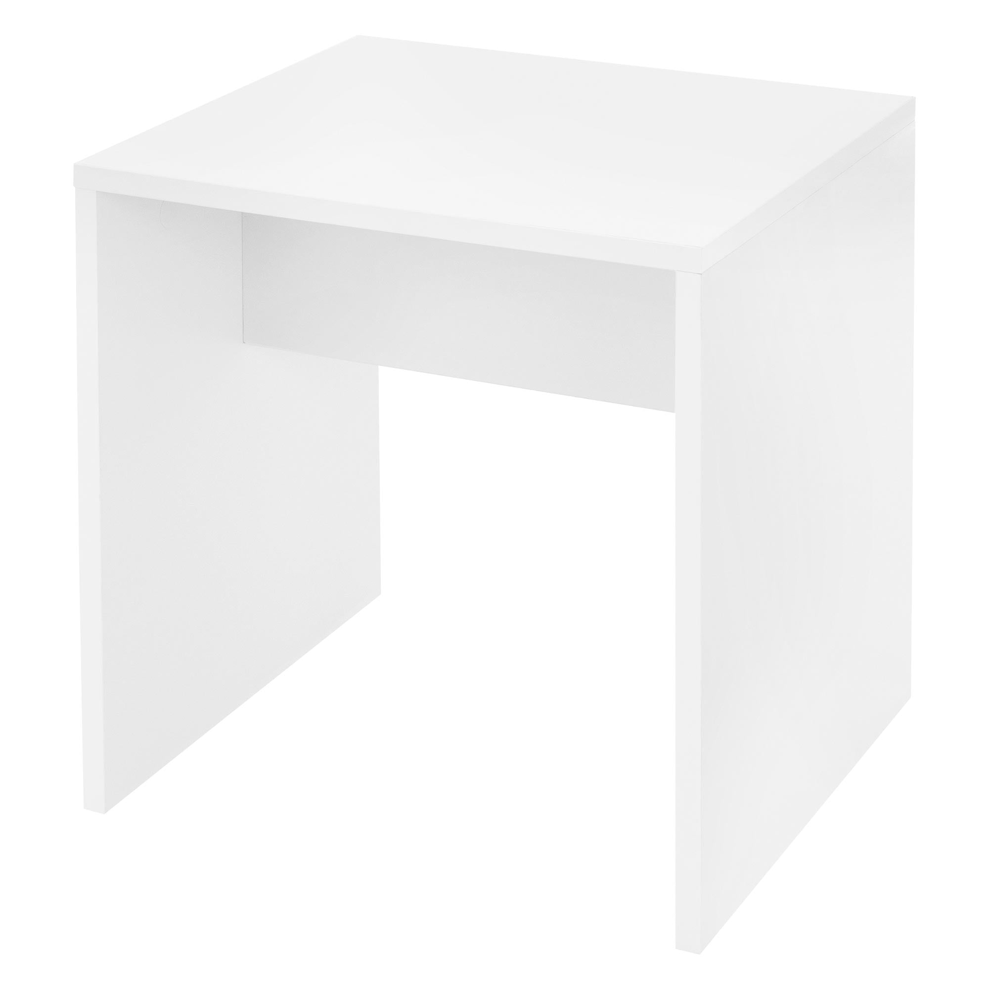 Weißer Tisch mit quadratischer Oberfläche und offenen Seiten.