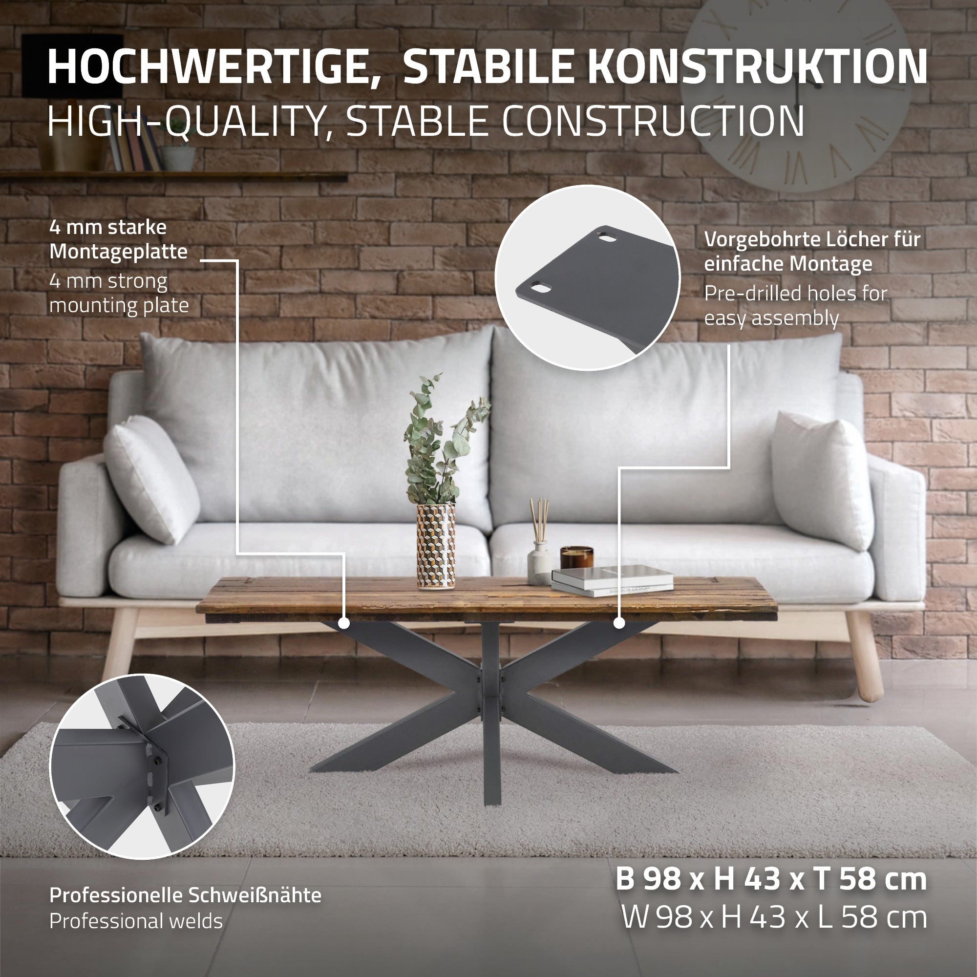 Tisch mit Holzplatte und zwei Stühlen, auf braunem Boden, mit Wand im Hintergrund.