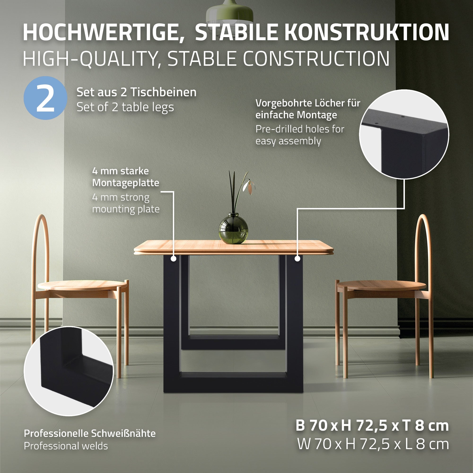 Tisch mit Holzplatte und schwarzem Gestell, zwei Stühlen im Hintergrund.