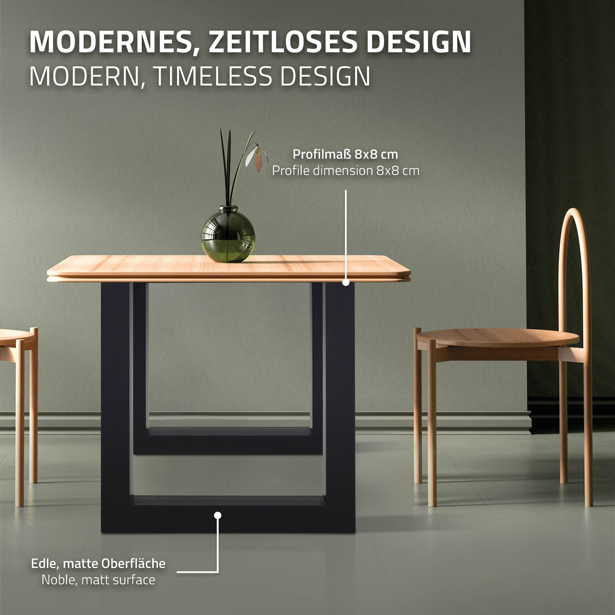 Tisch mit Holzplatte, zwei Stühlen und Vase, auf grauem Boden, mit Wand im Hintergrund.