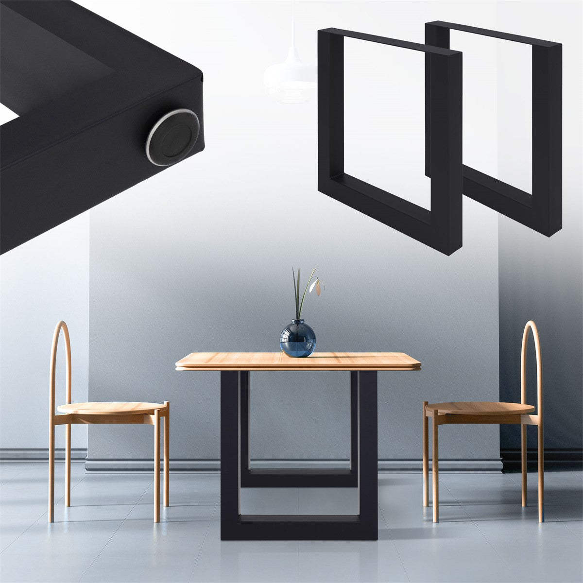 Un tavolo con piano in legno e due sedie in una stanza moderna.