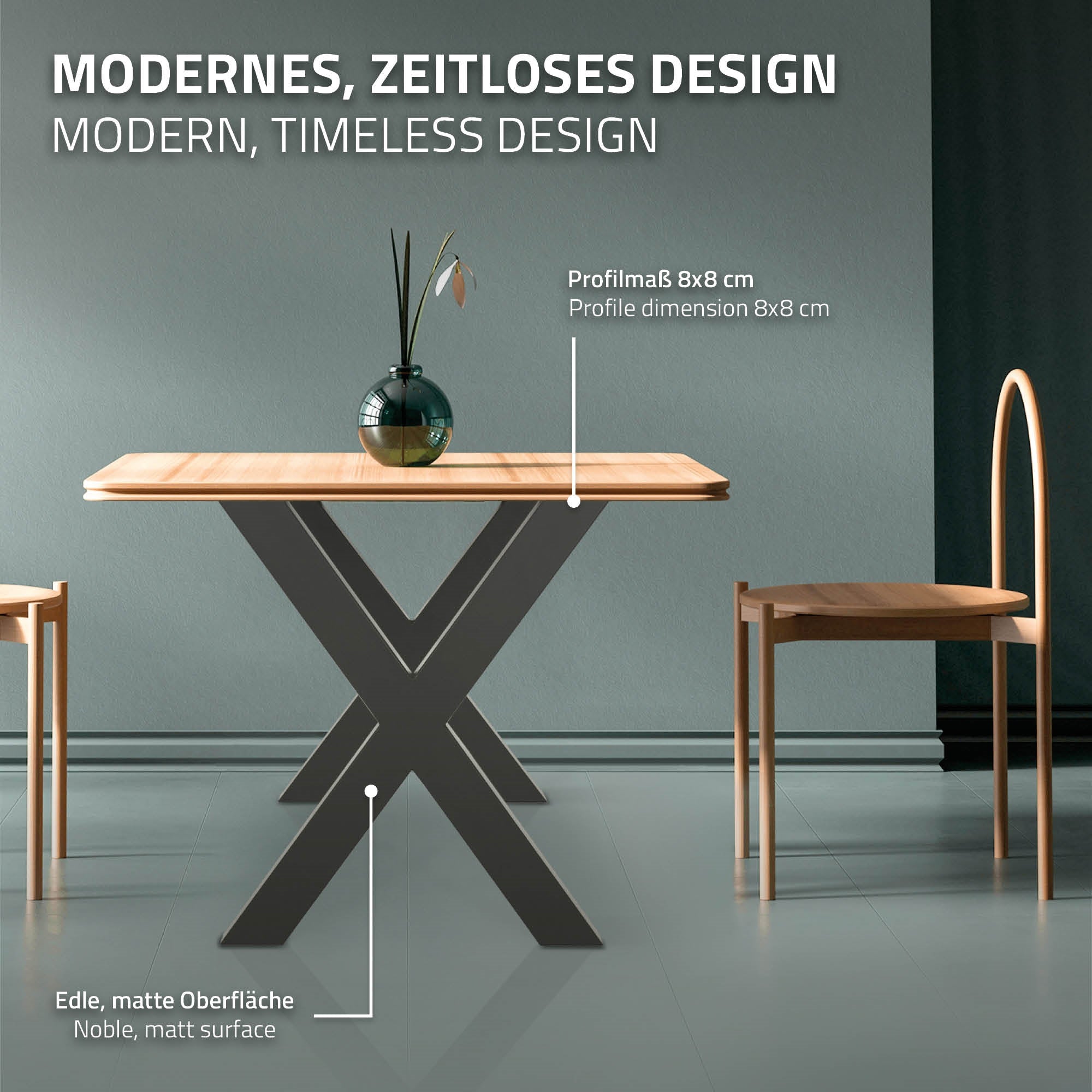 Holztisch mit mattem Finish und X-förmigem Gestell in einem modernen Raum.