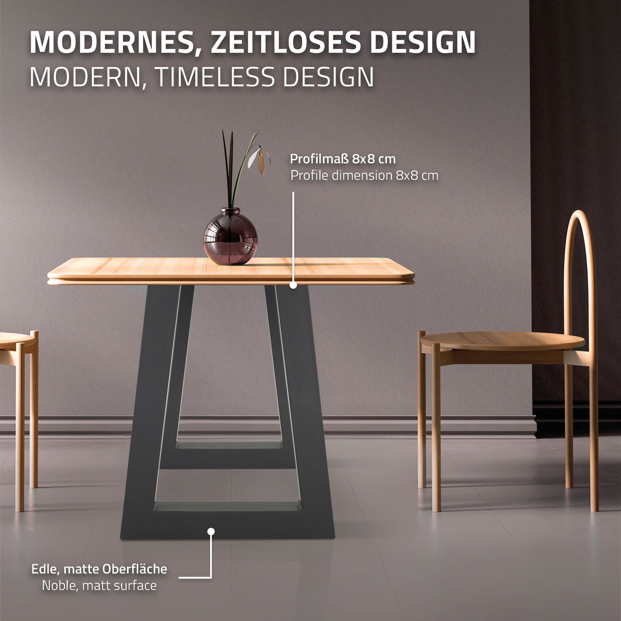 Holztisch mit einer Vase auf der Oberfläche, moderne Stühle im Hintergrund.